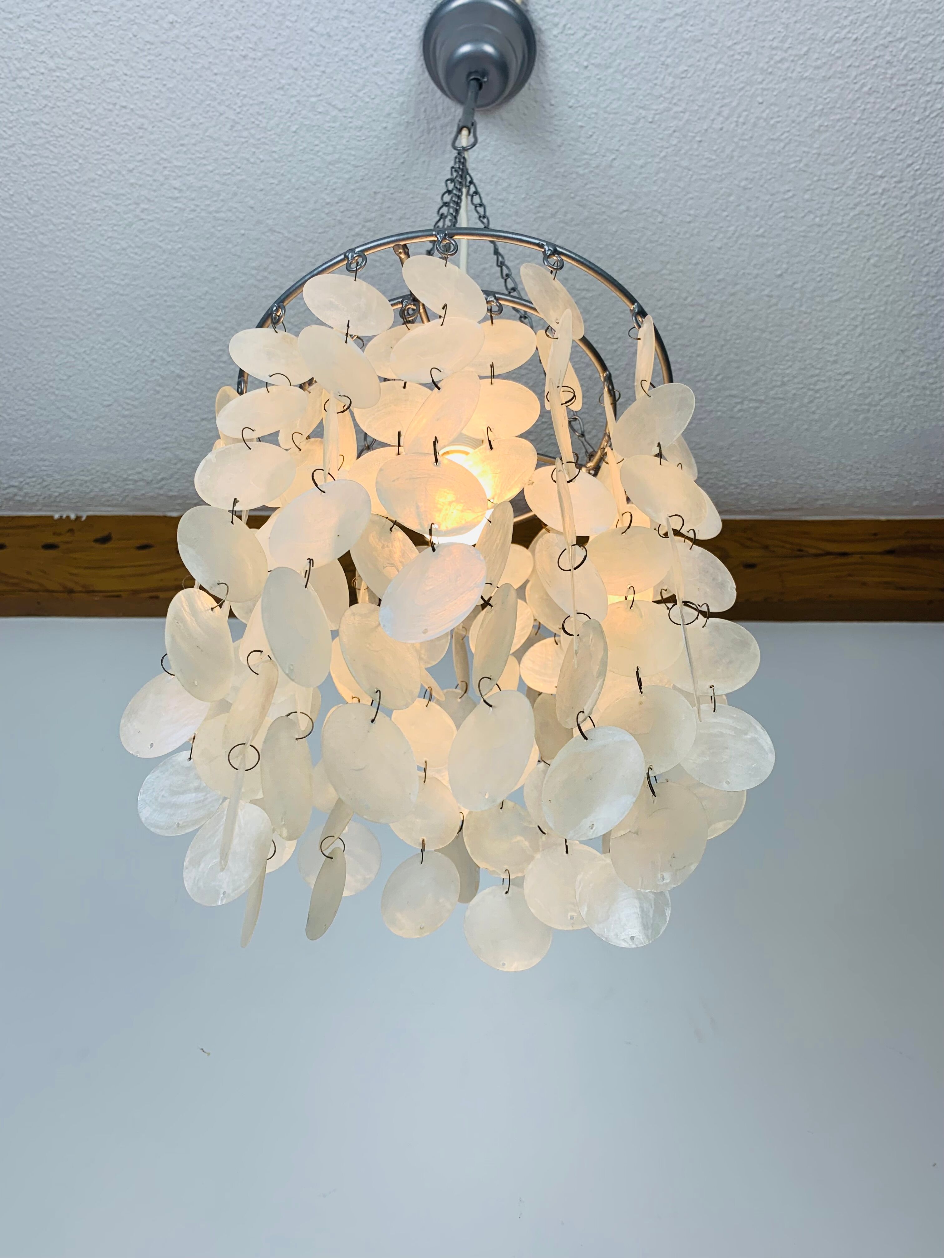 Mother-of-pearl grapevine suspension