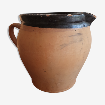 Pitcher in varnished earth