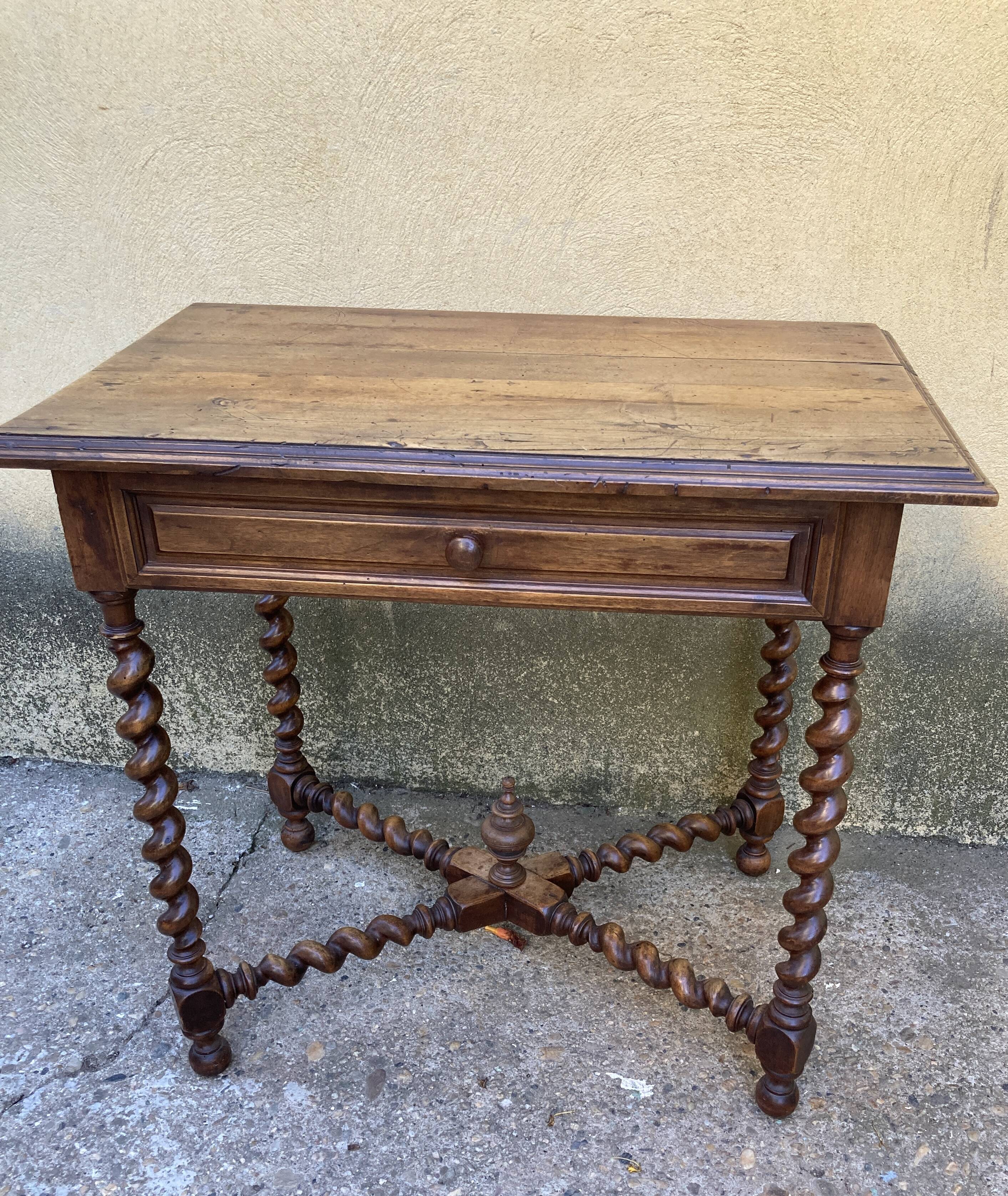 Bureau  entretoises et pieds torsadées - style Louis XIII