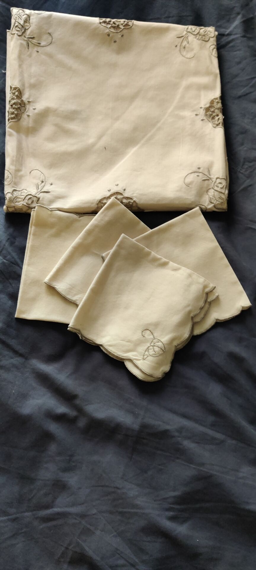 Embroidered tablecloth and its 4 napkins