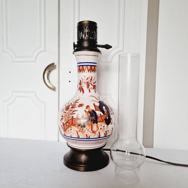 Lampe à gaz électrifiée en porcelaine chinoise peinte à la main