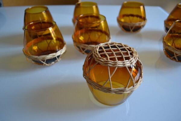 Série de 8 verres ambrés & rotin vintage 1970
