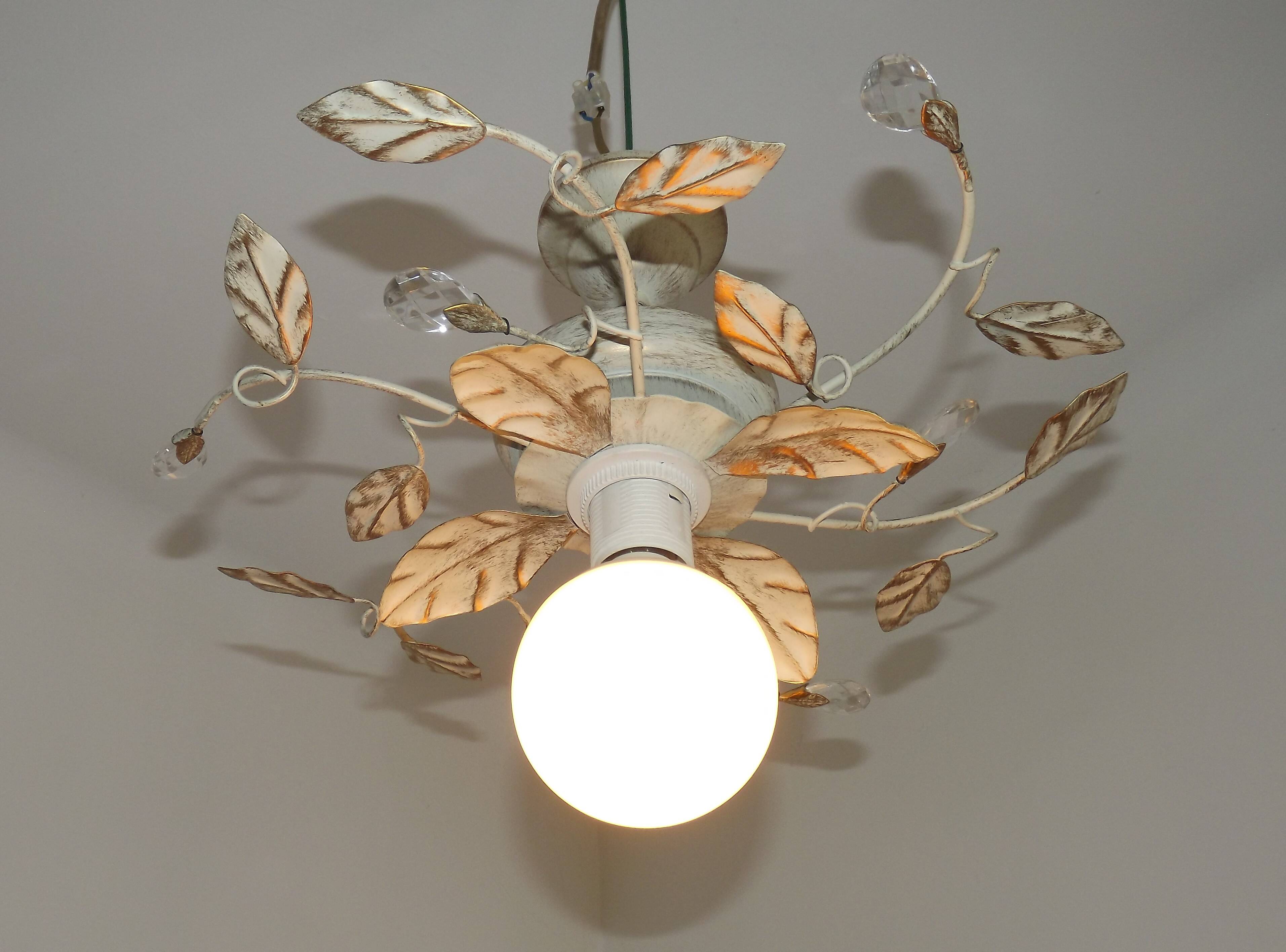 Lustre semi-encastré vintage charmant avec des feuilles et des perles en verre cristal.