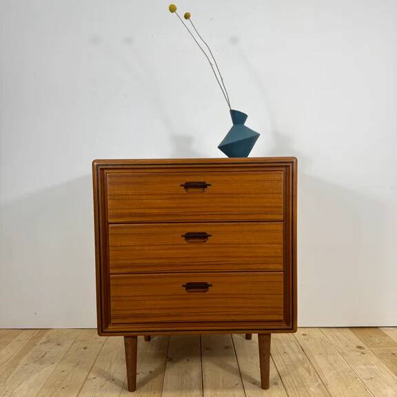 Petite commode en teck à trois tiroirs, Danemark 1960