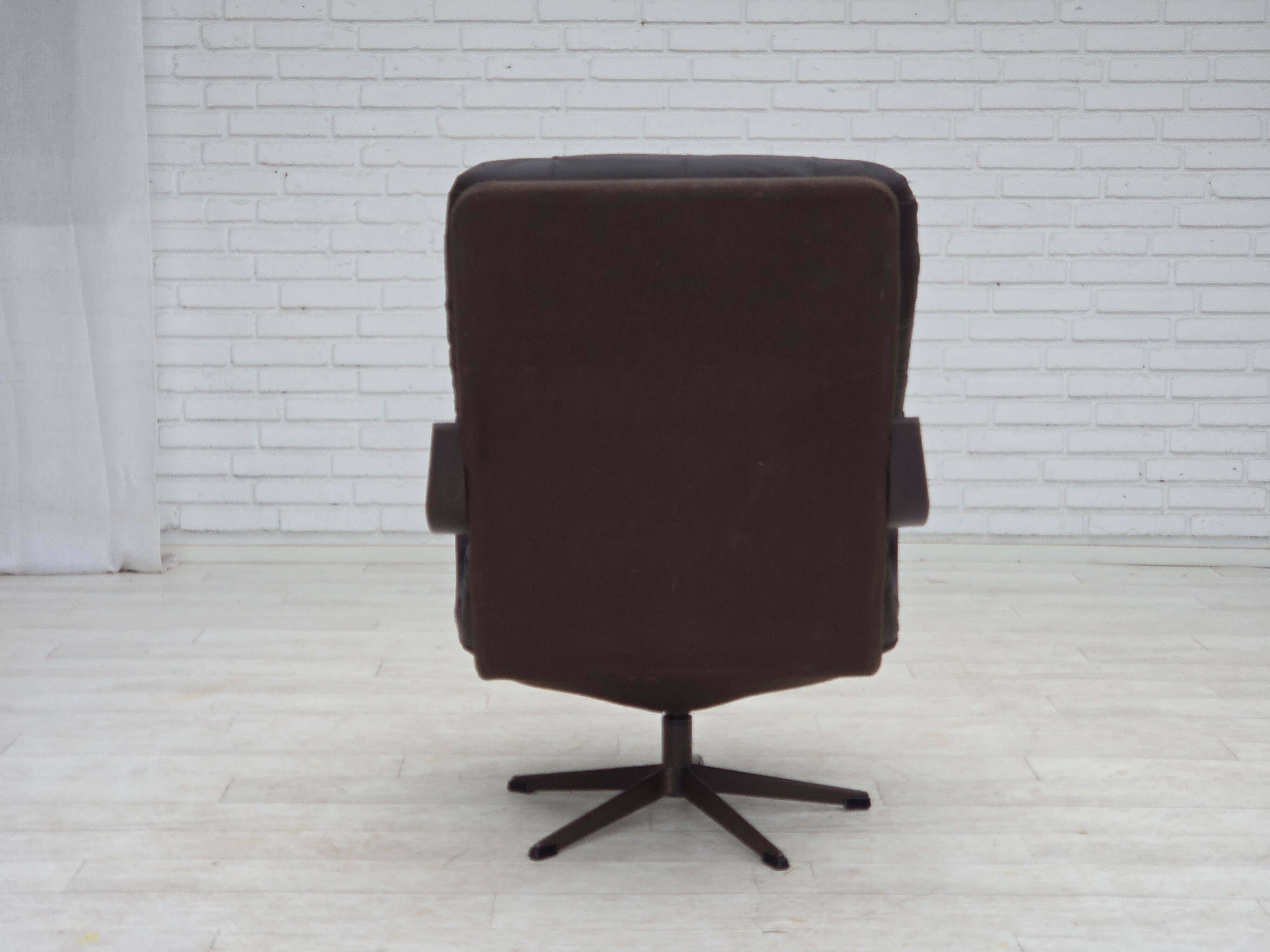 Fauteuil pivotant scandinave des années 1970, en cuir patchwork d'origine.