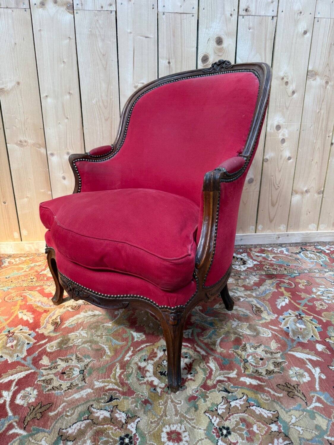 Bergère Gondole – Style Louis XV – Noyer Sculpté – Clous Bronze