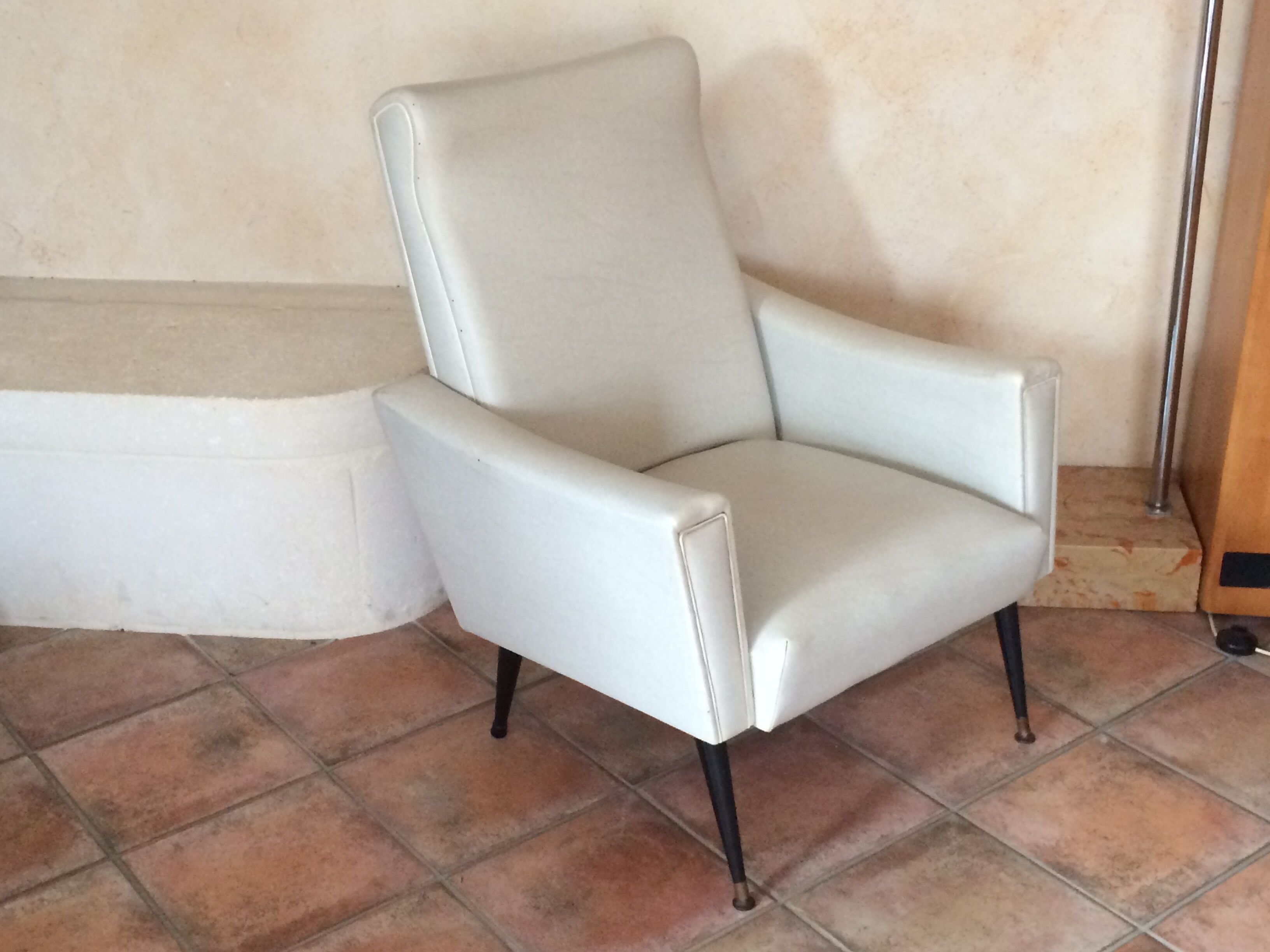 Armchair of the years vintage 50/60.en white leatherette
