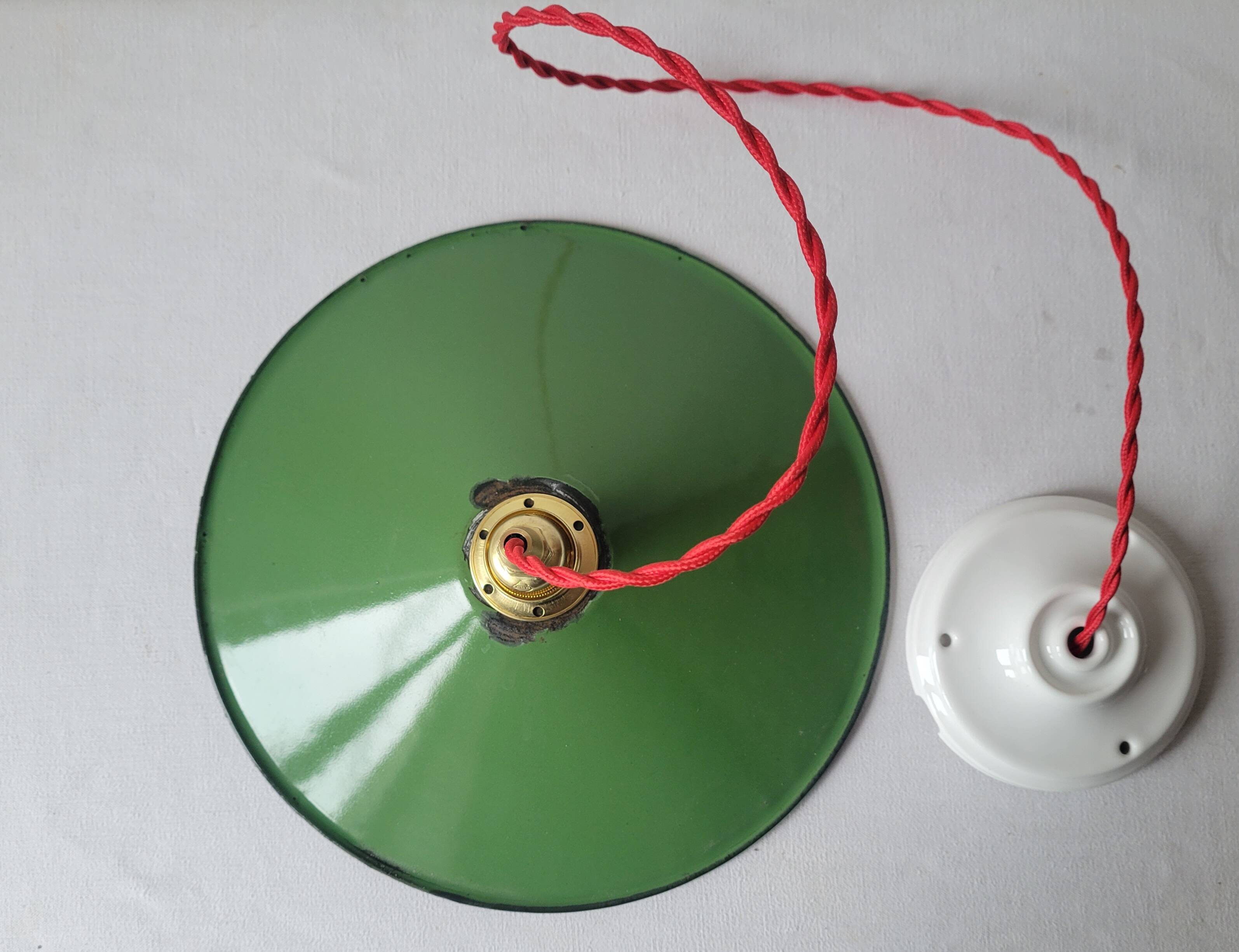 Workshop suspension in enamelled sheet metal