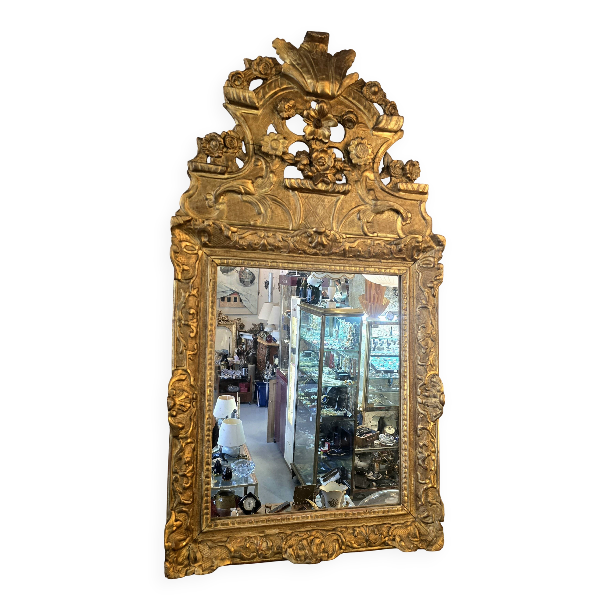 Miroir d’époque Régence à fronton en bois sculpté et doré  – XVIIIe