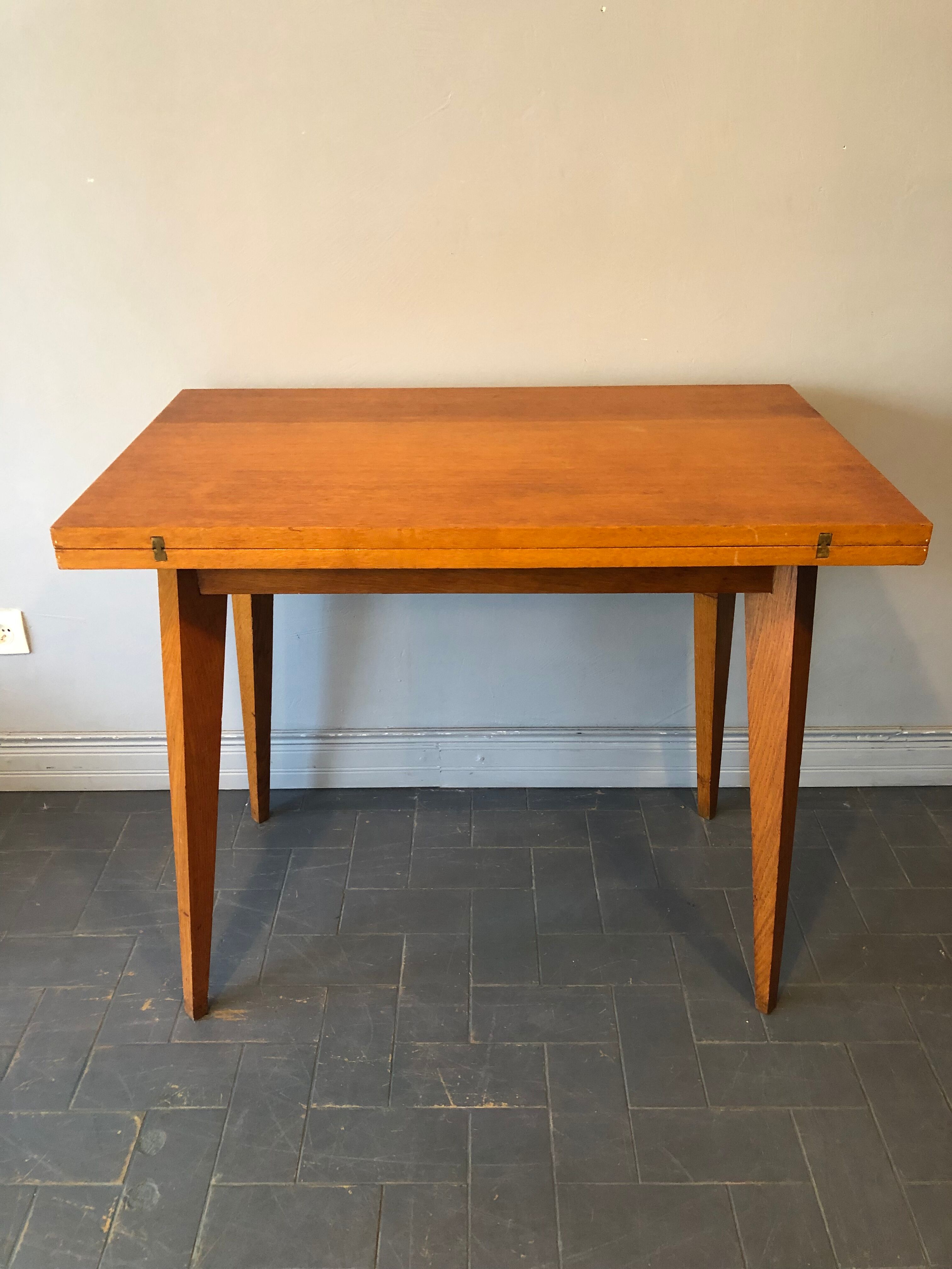 Wallet game table