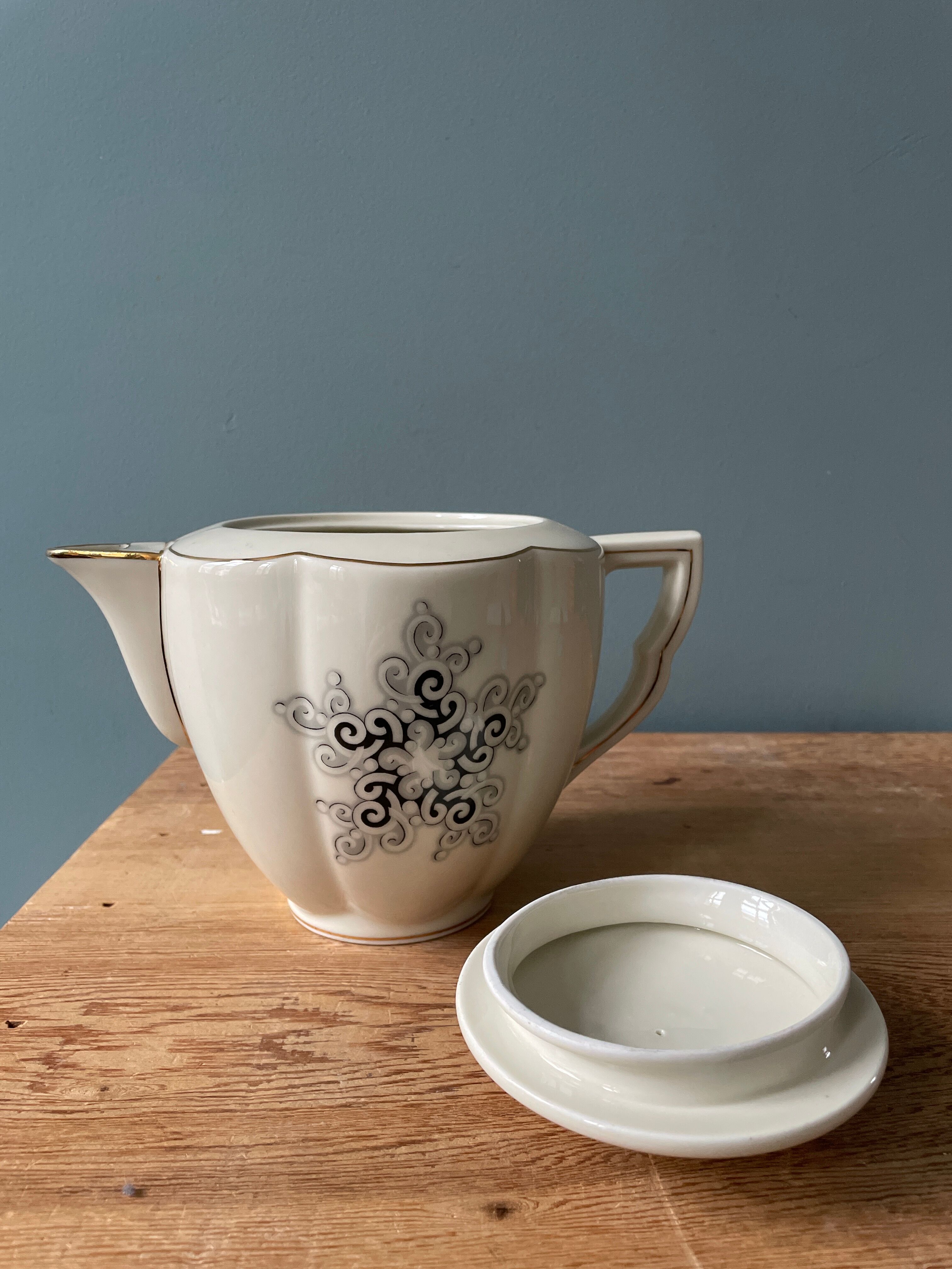 Teapot in Limoges porcelain. Charles Ahrenfeldt House