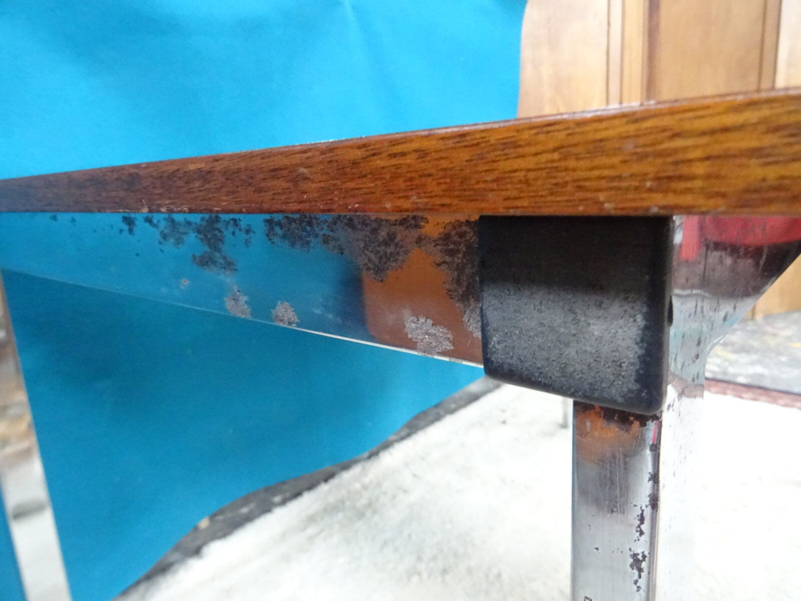 Extendable rise and fall table