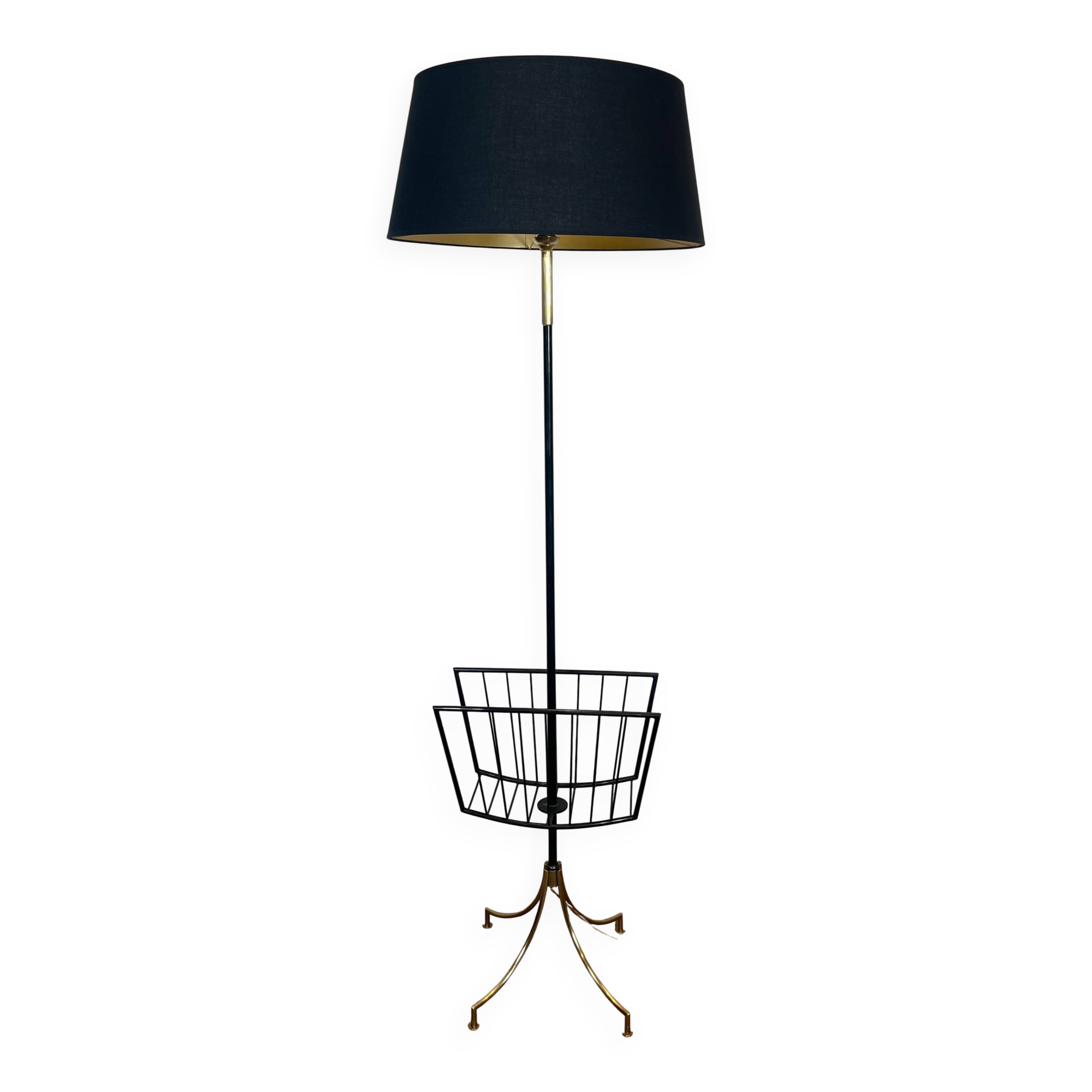 Designer floor lamp in black lacquered metal and brass, incorporating a magazine rack