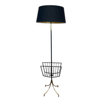 Designer floor lamp in black lacquered metal and brass, incorporating a magazine rack