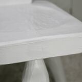 Paire de chaises tripodes, assises à la gouge. Brutalistes, circa 1960. Bois peint.