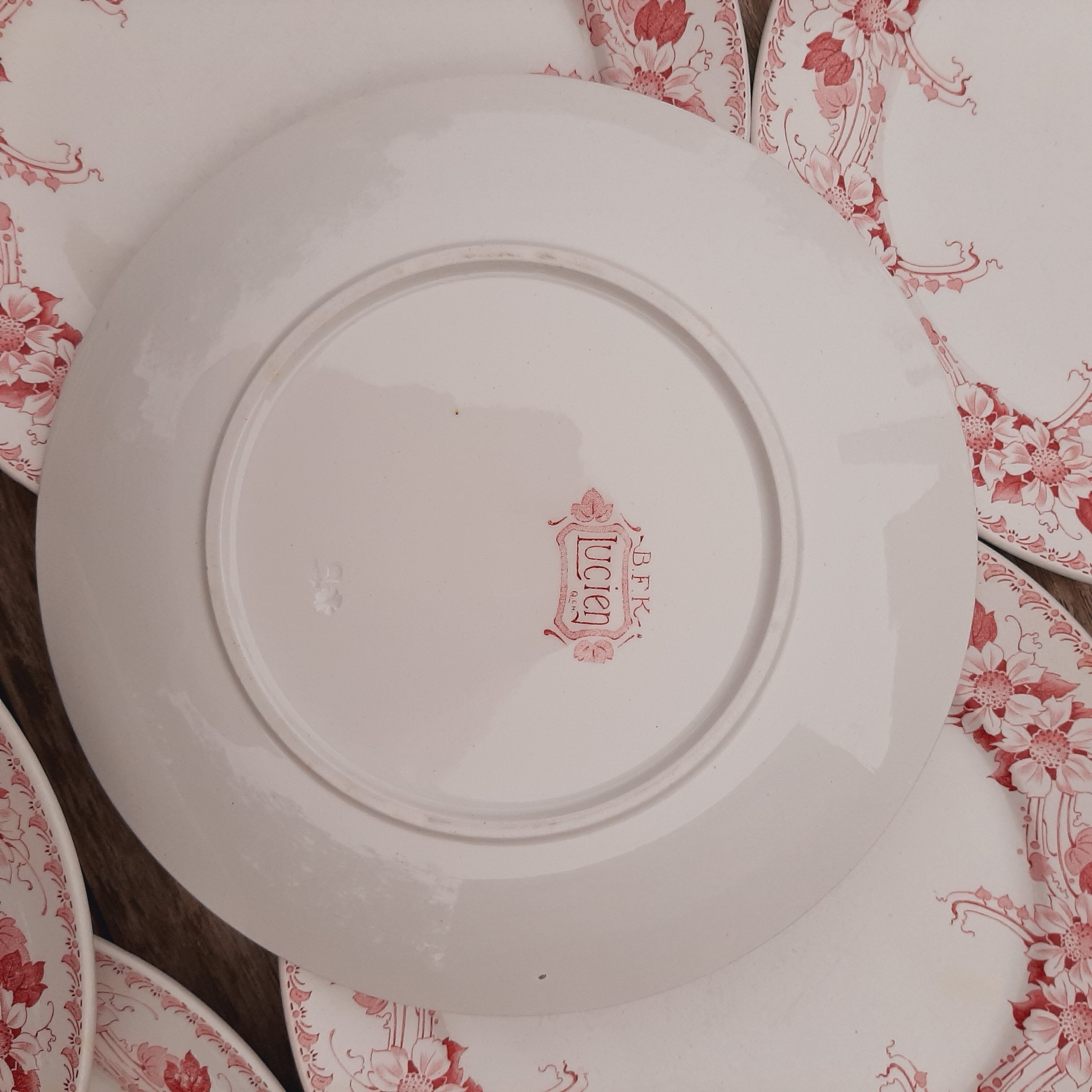 8 assiettes plates Lucien BFK