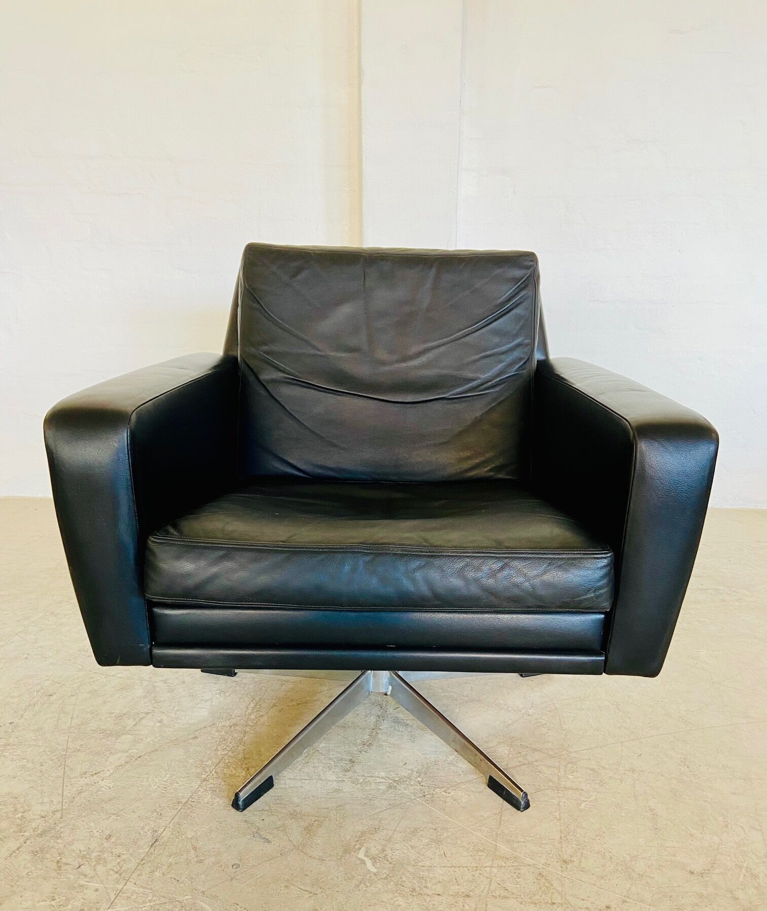 Vintage Danish swivel chair in black leather by Georg Thams