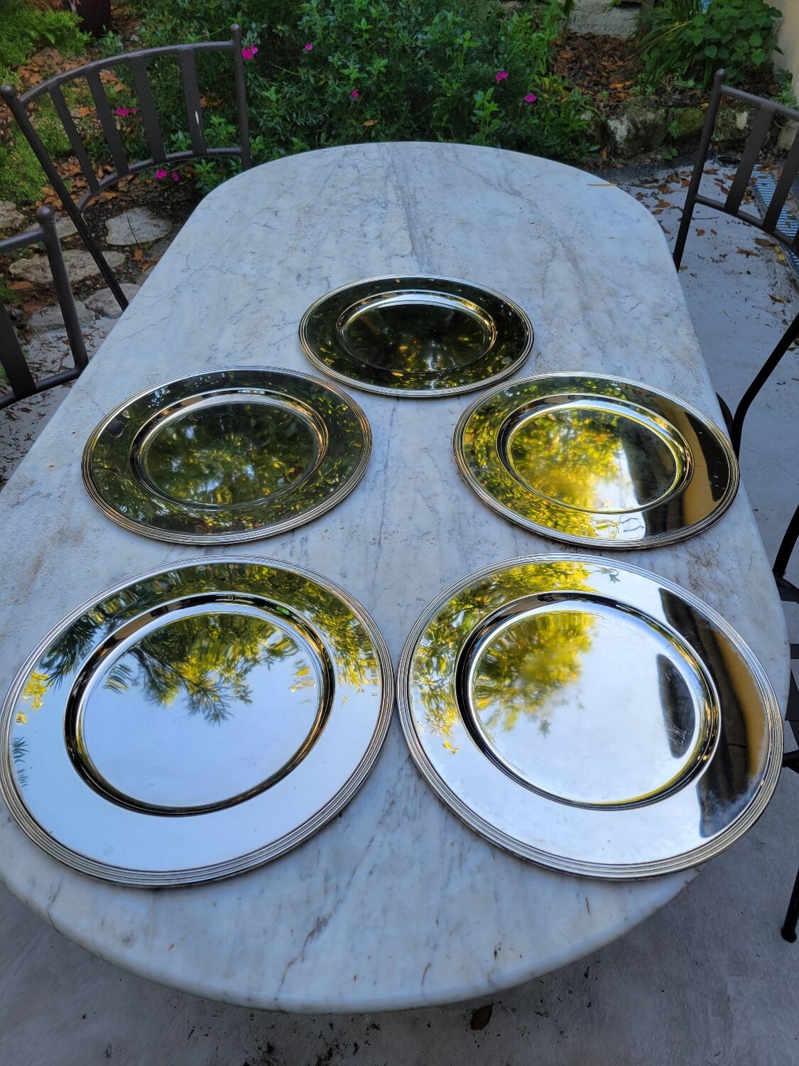 5 assiettes de présentation en métal argenté