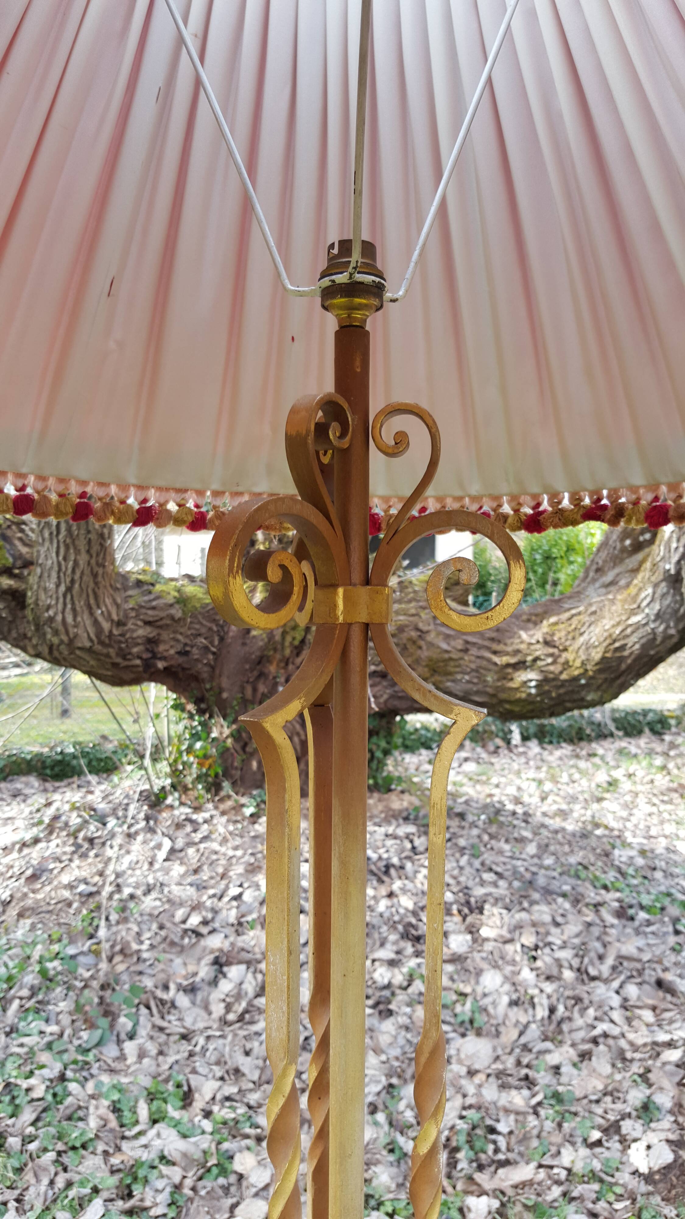 Art de wrought iron lamppost