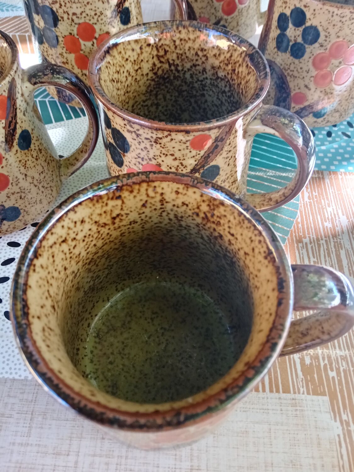 Six mugs en grès