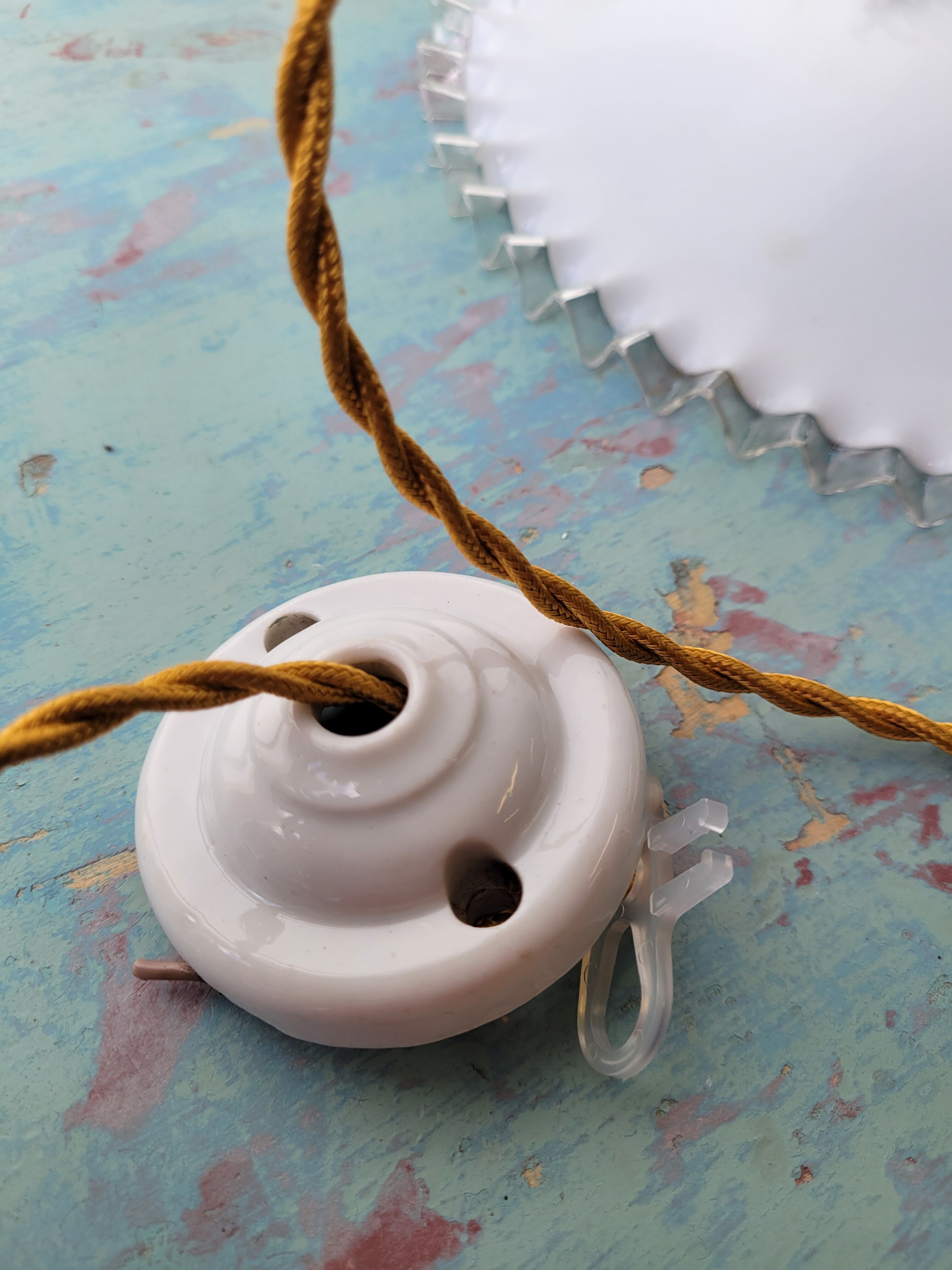 Serrated opaline suspension