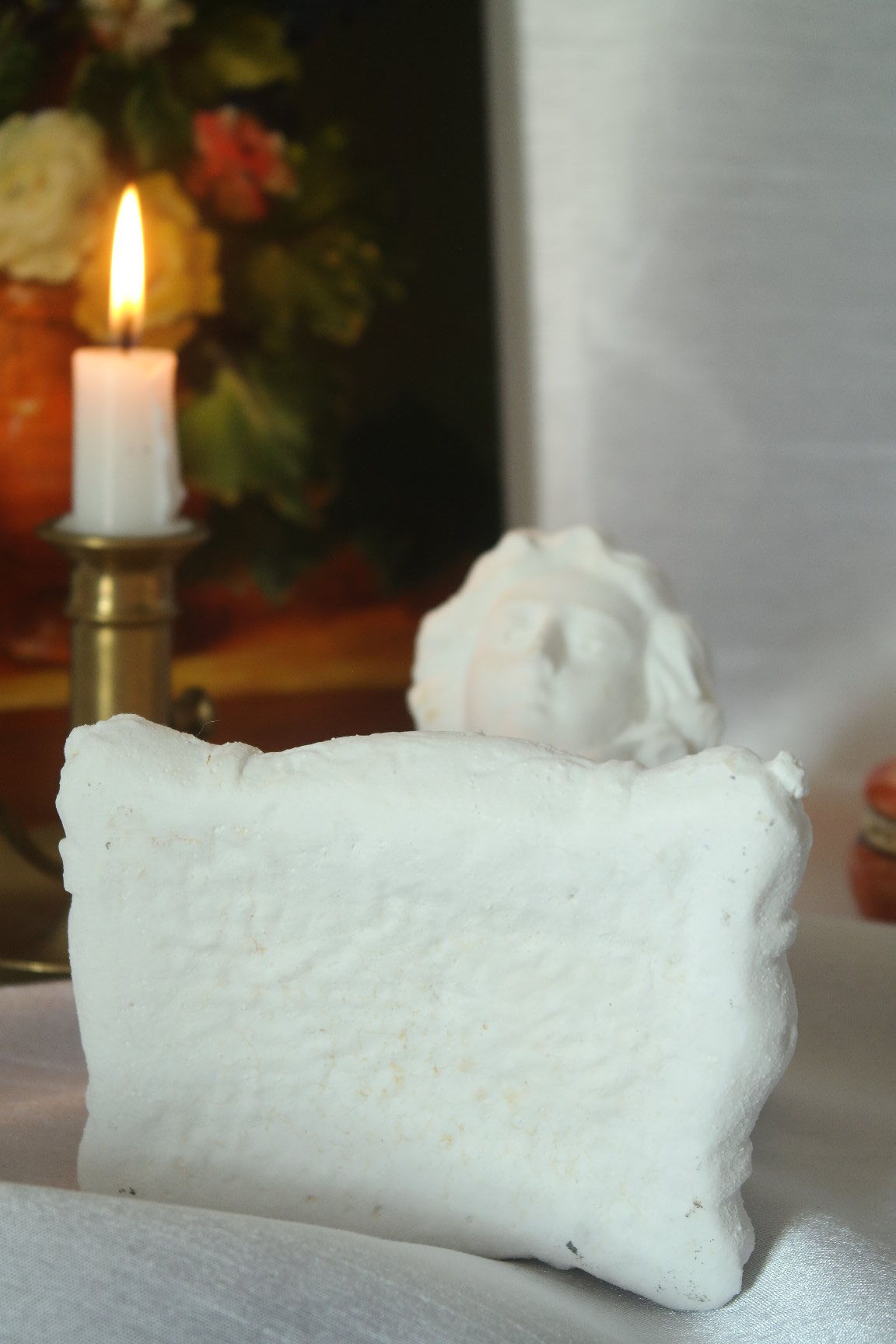 Limestone bust young girl who reads