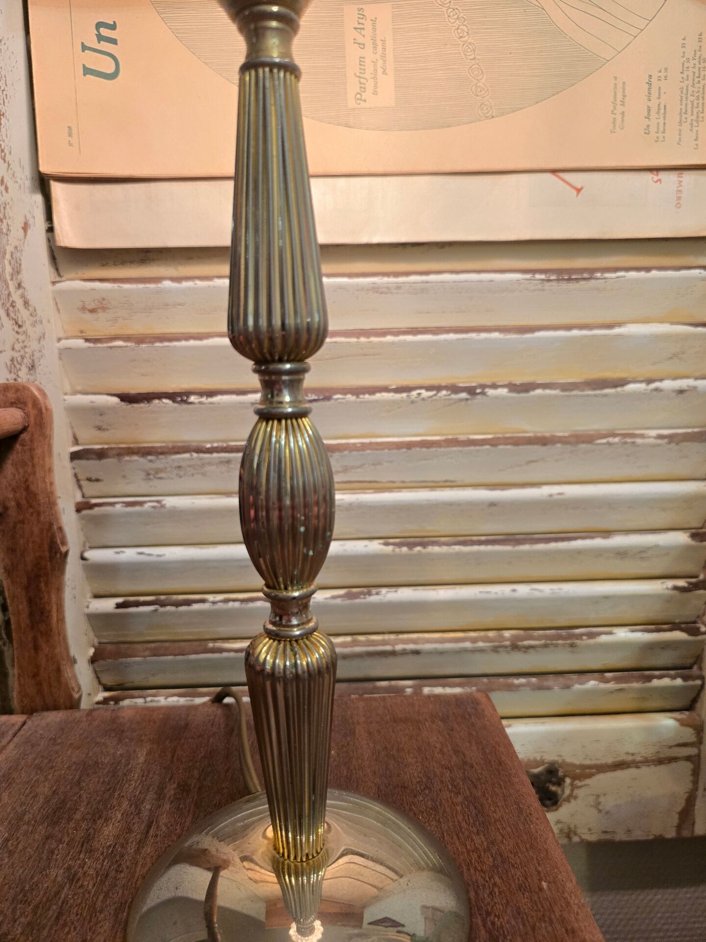 Lampe à poser pied doré et son globe en verre bullé allongé
