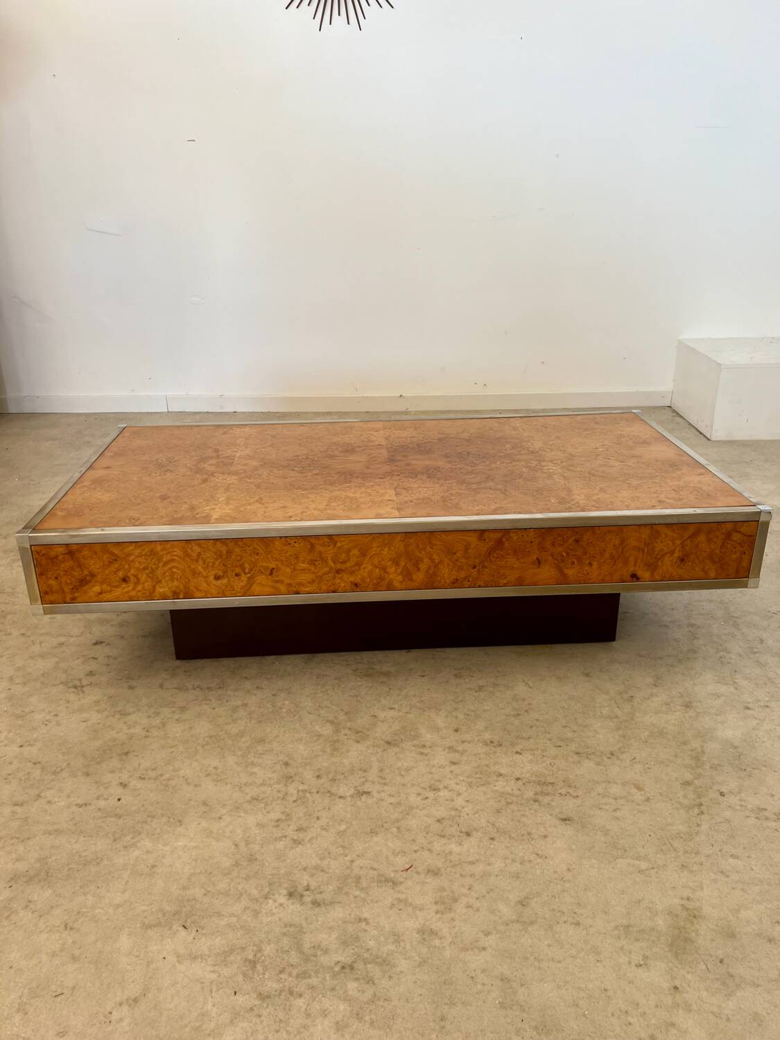 Old Italian design coffee table from the 70s in elm burl and metal / Willy Rizzo