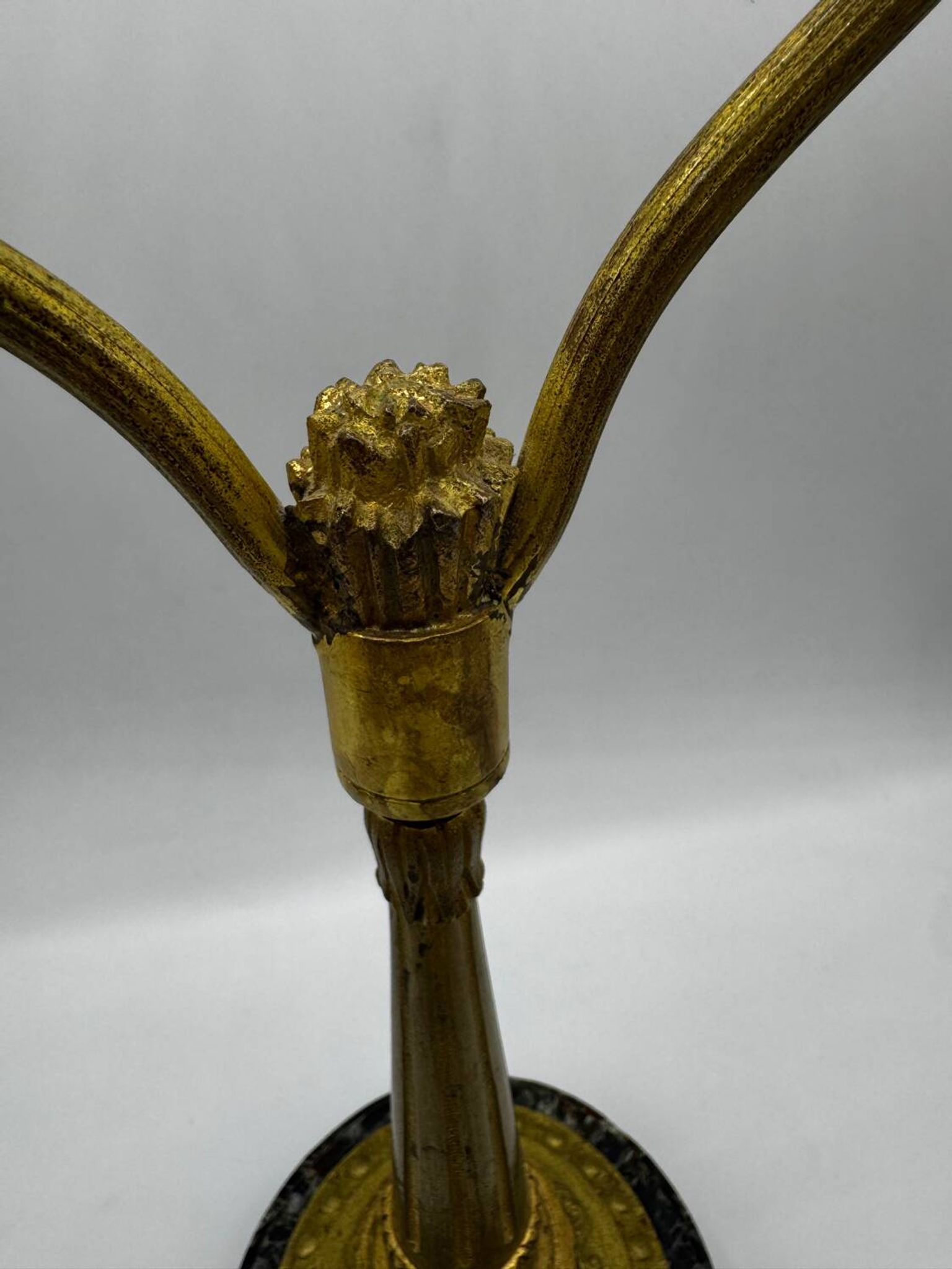 Antique lamp known as a lyre in bronze and marble from the late 19th century.