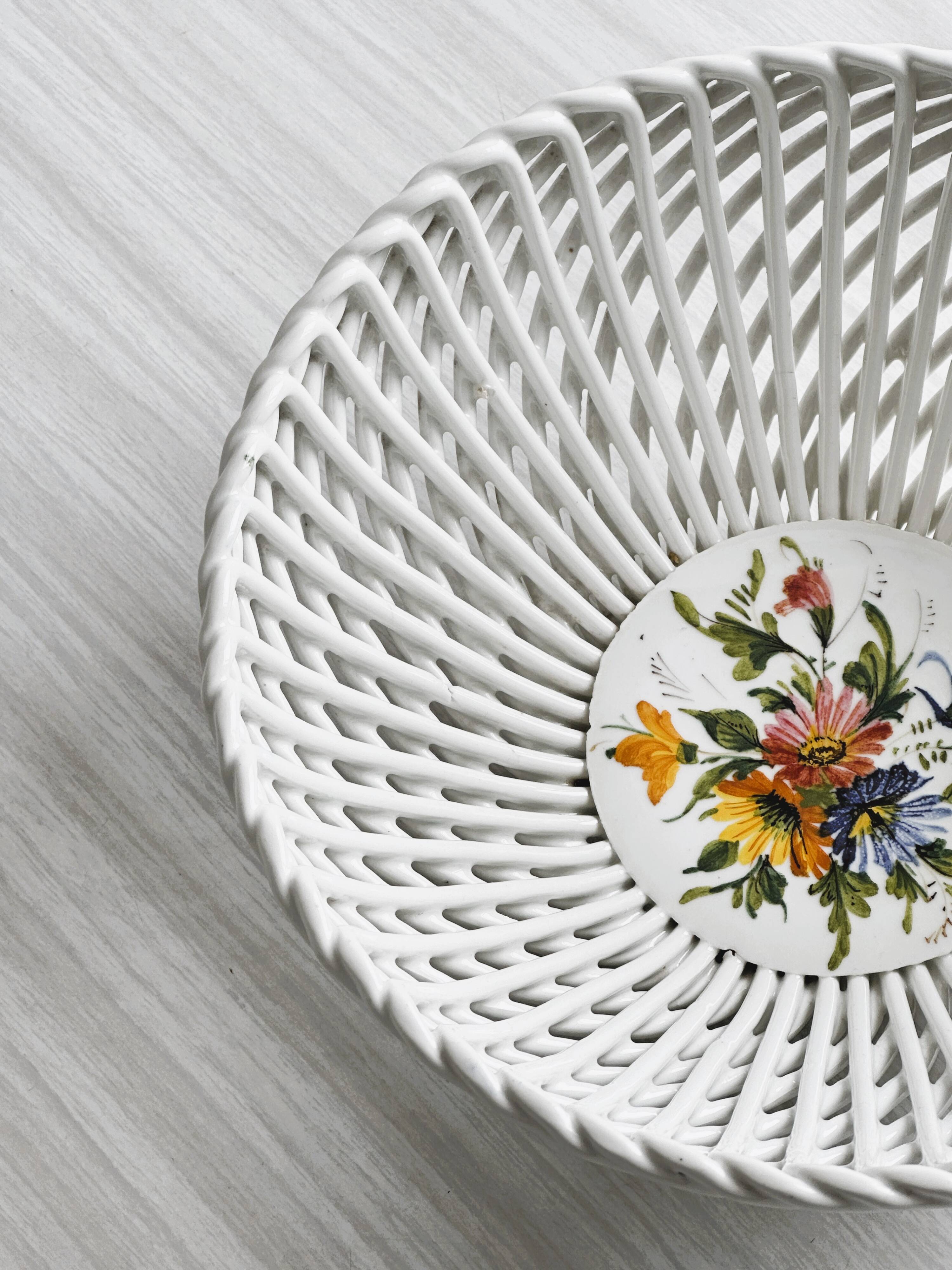 Coupe à fruits en porcelaine ajouré.