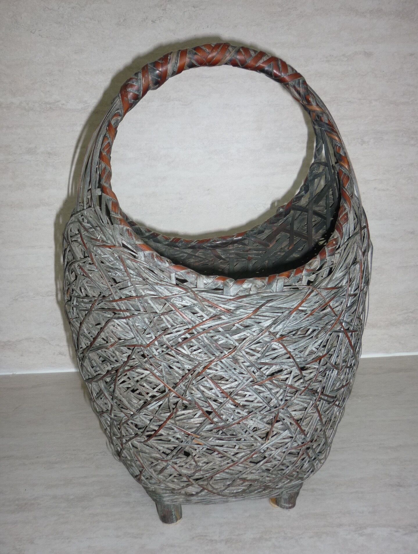 Egg-shaped basket with its woven vegetable handle