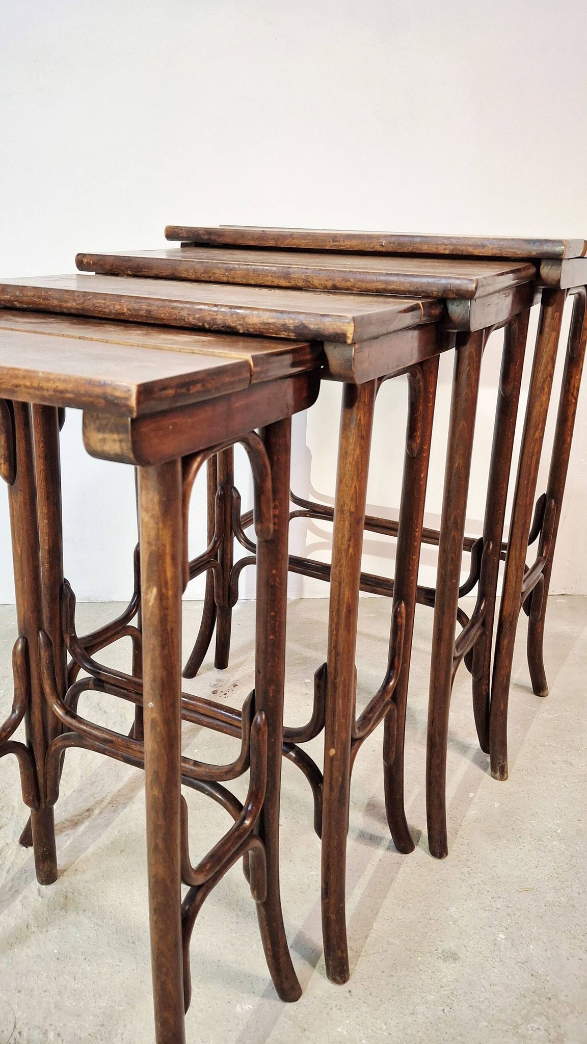 Ensemble de 4 tables gigognes en bois cintré Thonet