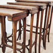 Ensemble de 4 tables gigognes en bois cintré Thonet