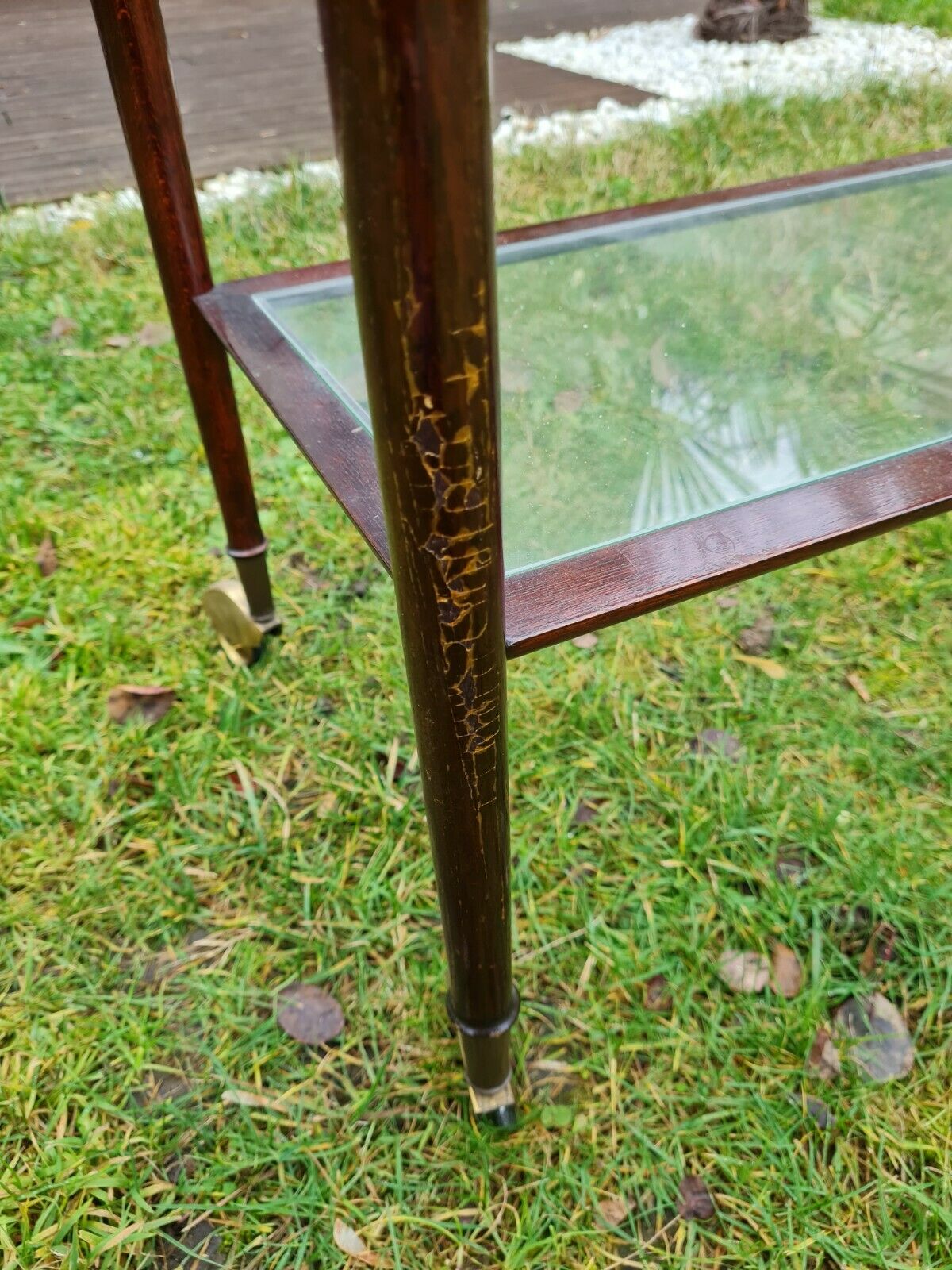 Serving on wooden and glass wheels