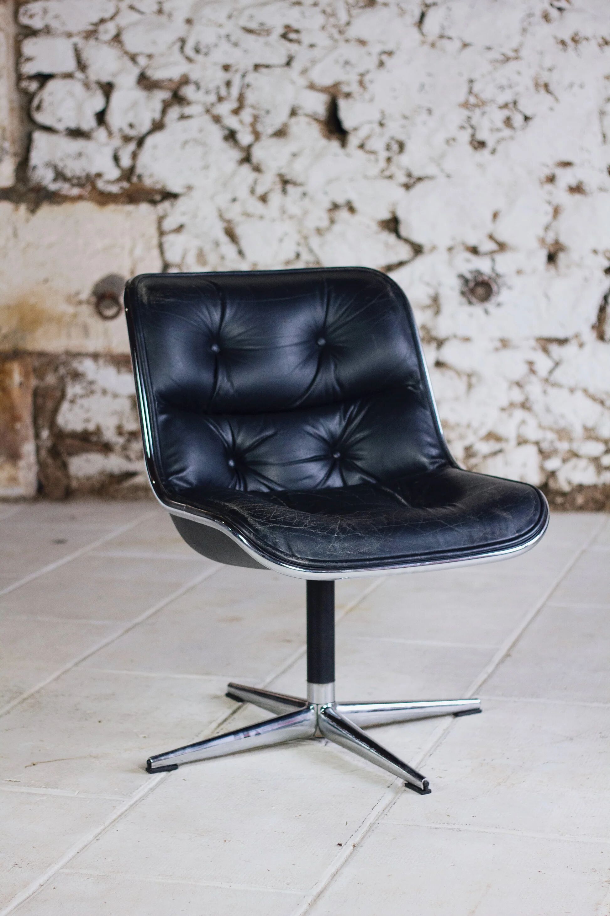 Black leather office chair by Charles Pollock for Knoll