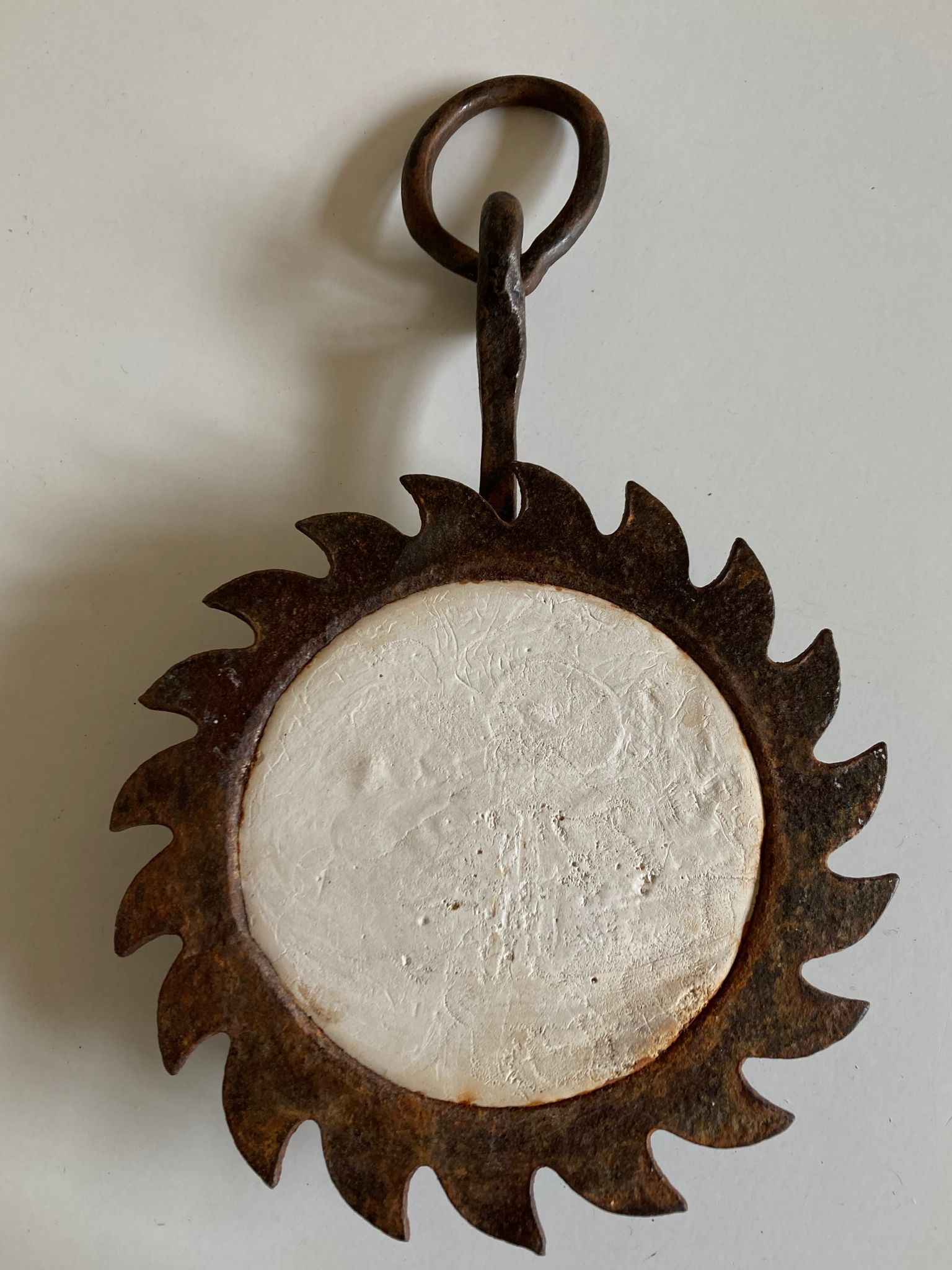 Miroir soleil brutaliste en fer battu 1970