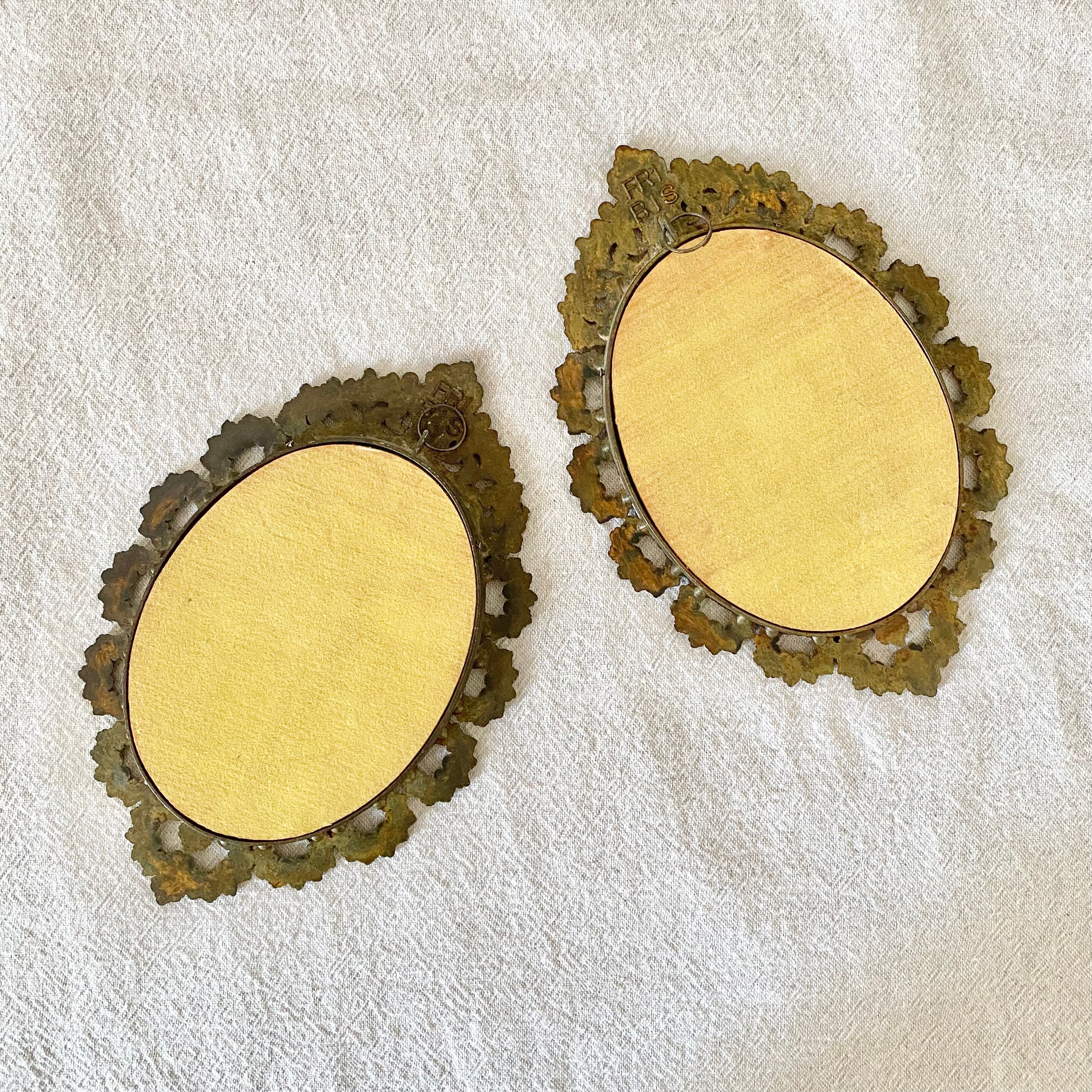 Golden frame oval young girl modaine