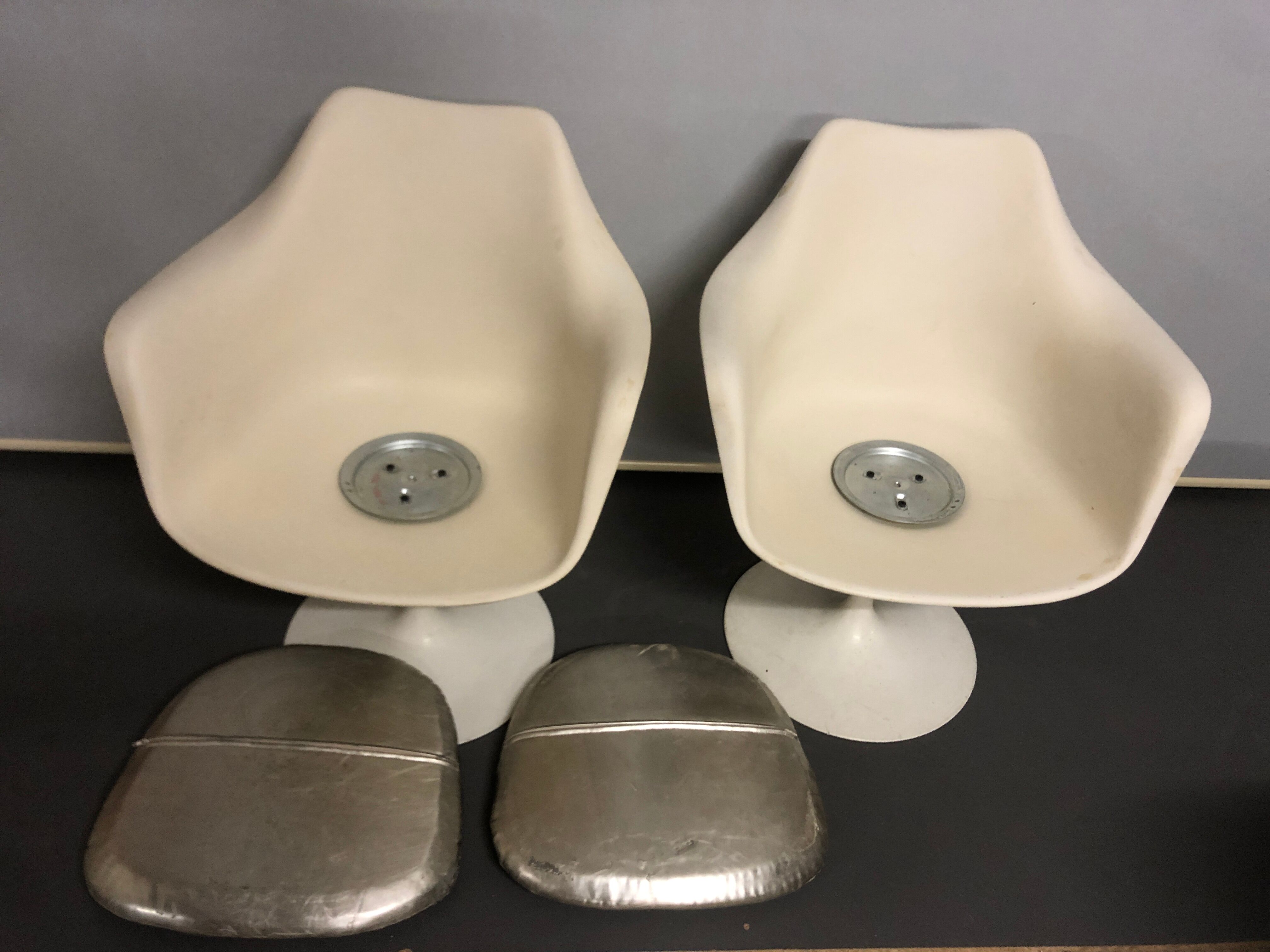 Pair of Tulip swivel chairs by Eero Saarinen for Knoll International, 1960s.