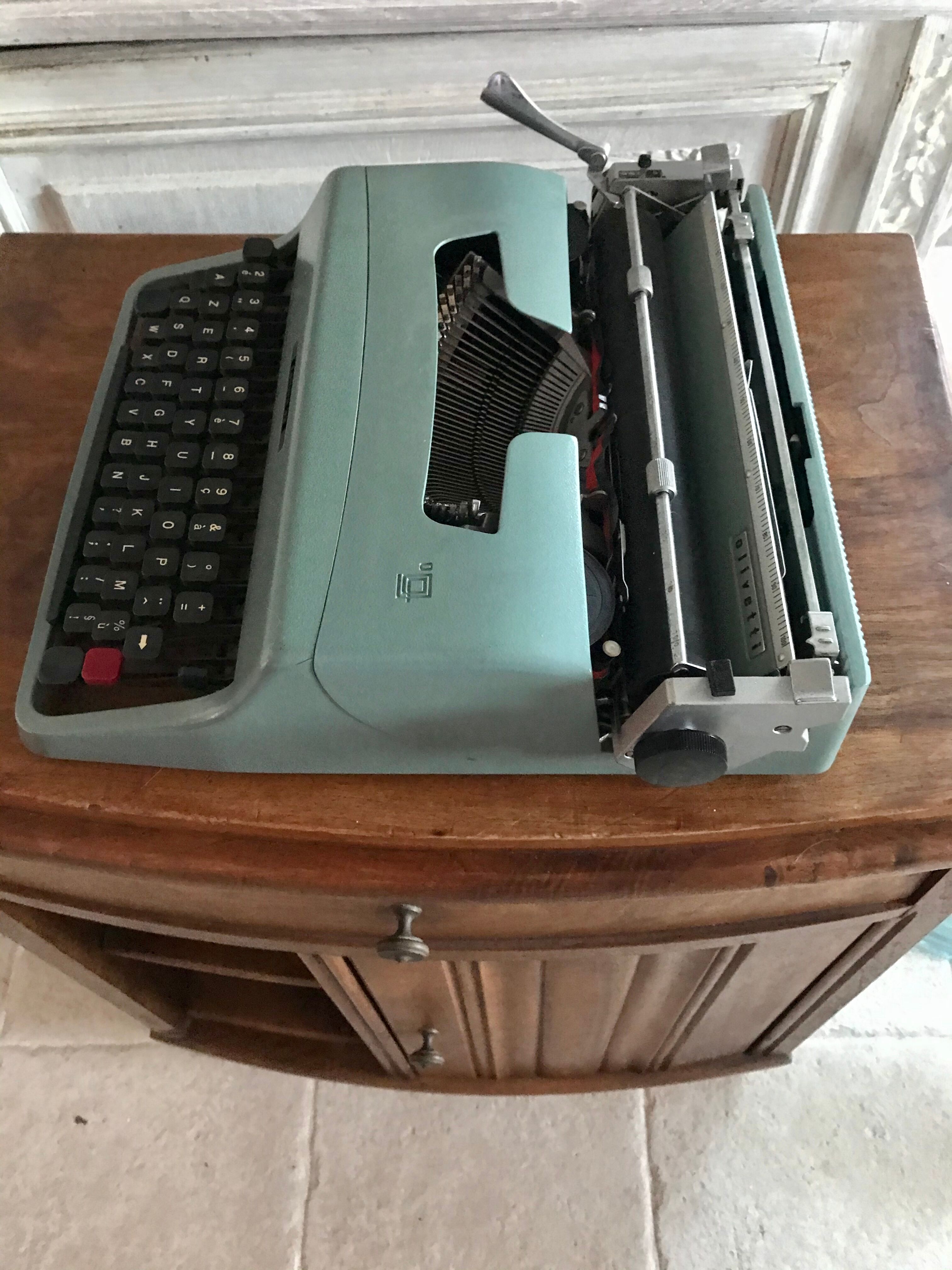 Olivetti lettera 32 typewriter