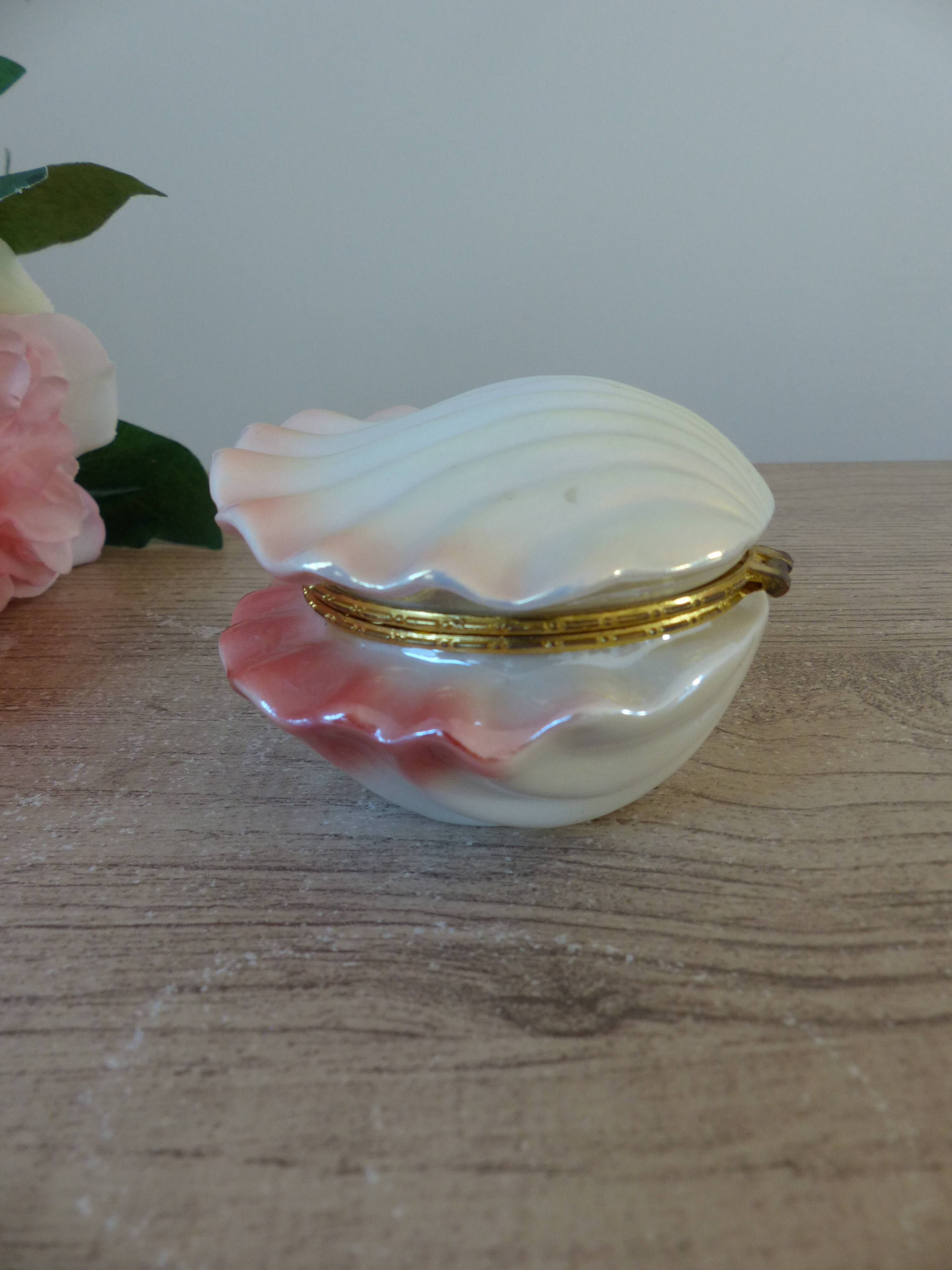 Vintage shell-shaped catchall in iridescent cream and pink ceramic.