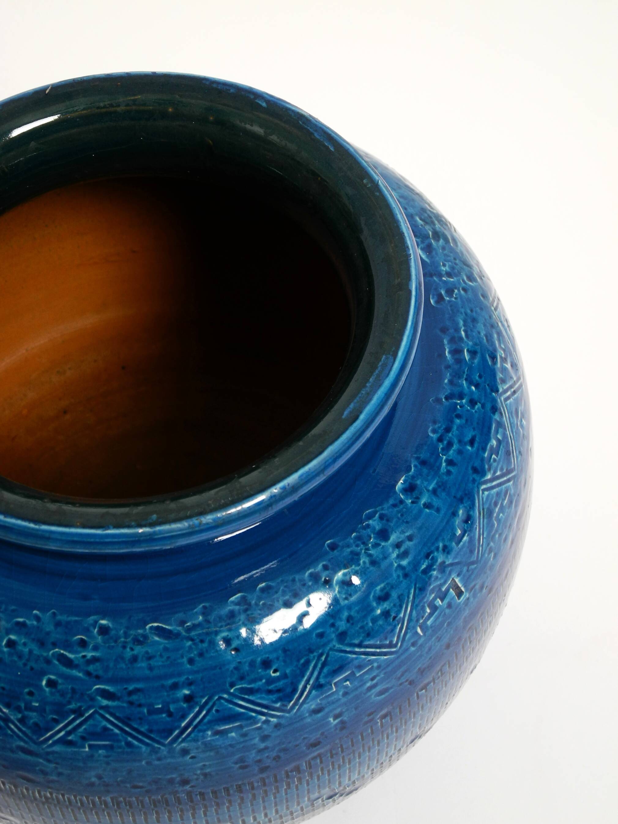 Magnifique vase en céramique Rimini Blu des années 1960 par Aldo Londi pour Bitossi Italie.