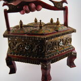 Boîte en bois laque Tayo rouge et doré sur pieds hexagonale , Birmanie XX ème