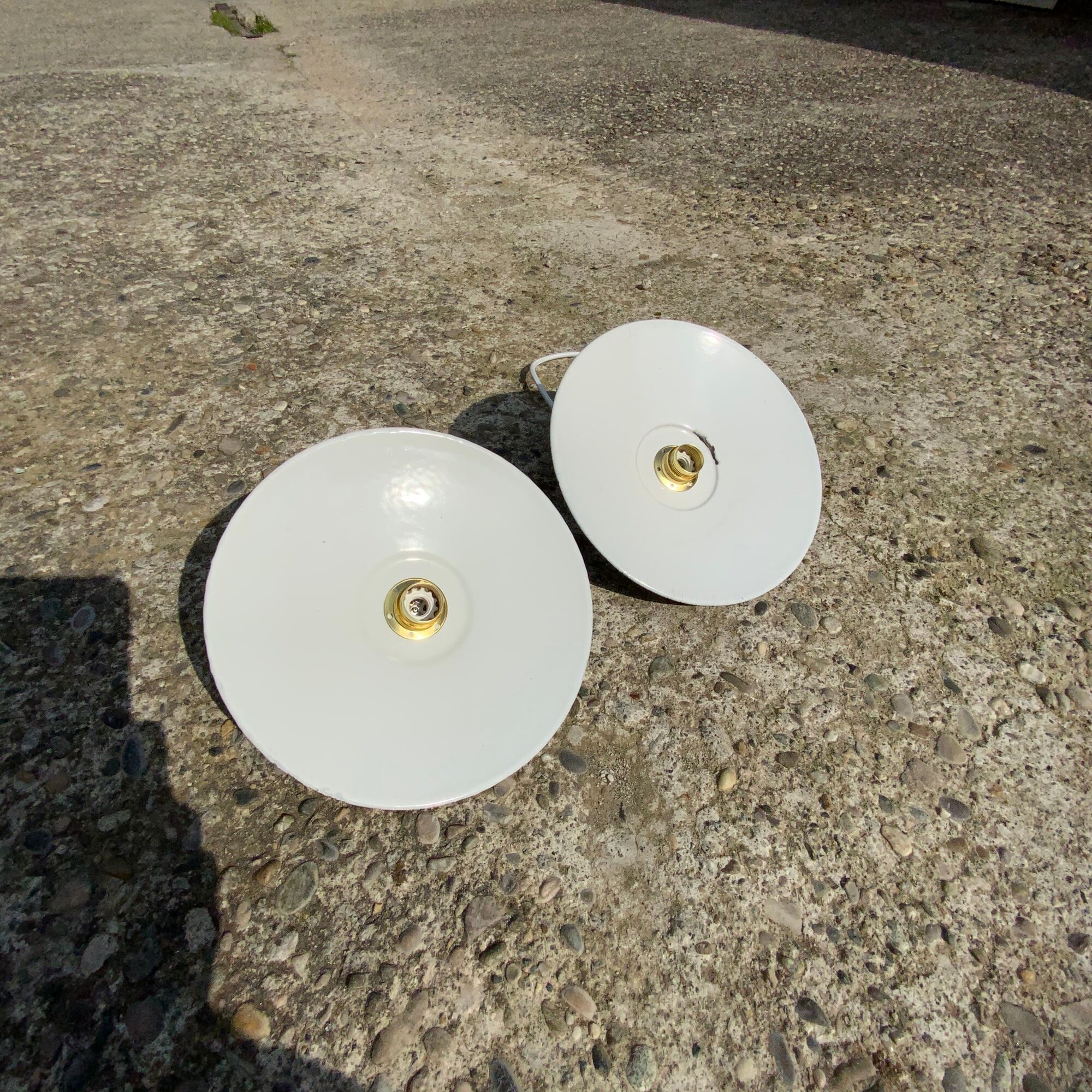 Pair of vintage suspension green and white enamelled sheet - 24 cm firm undue