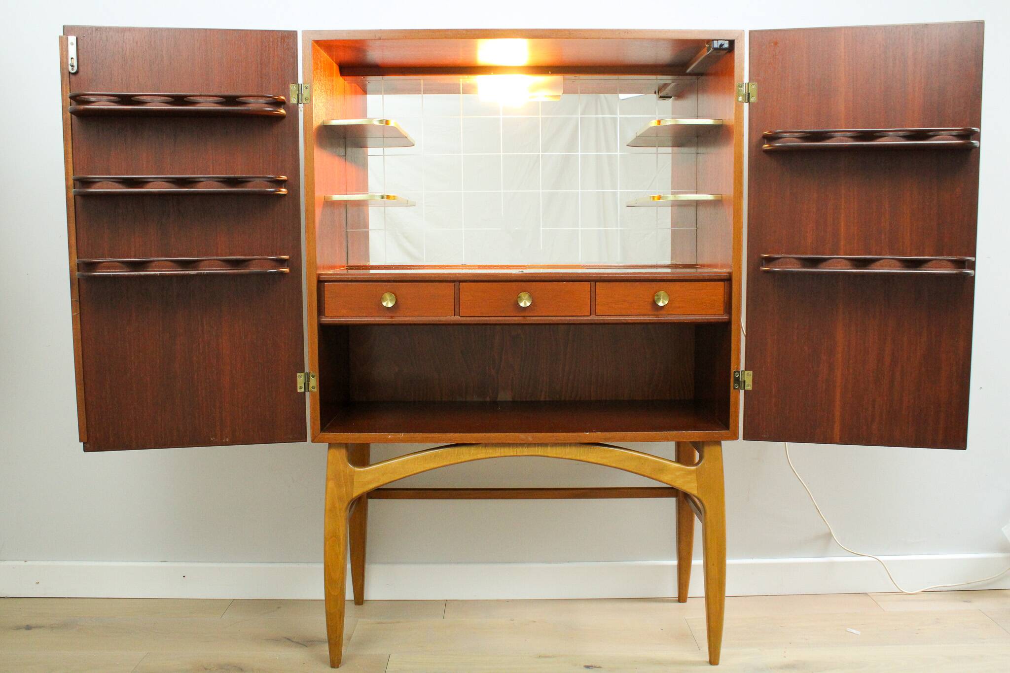 Rare armoire à cocktails/boissons vintage du milieu du siècle par AB Forenade Mobelfabrik