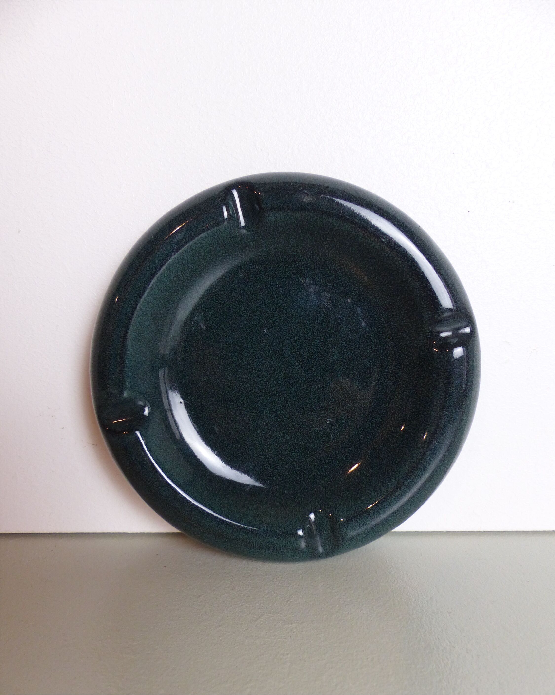 Round ashtray in speckled green ceramic