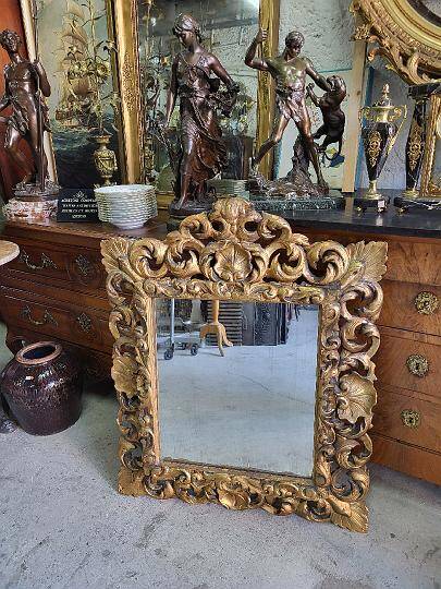 Miroir en bois dore a coquille