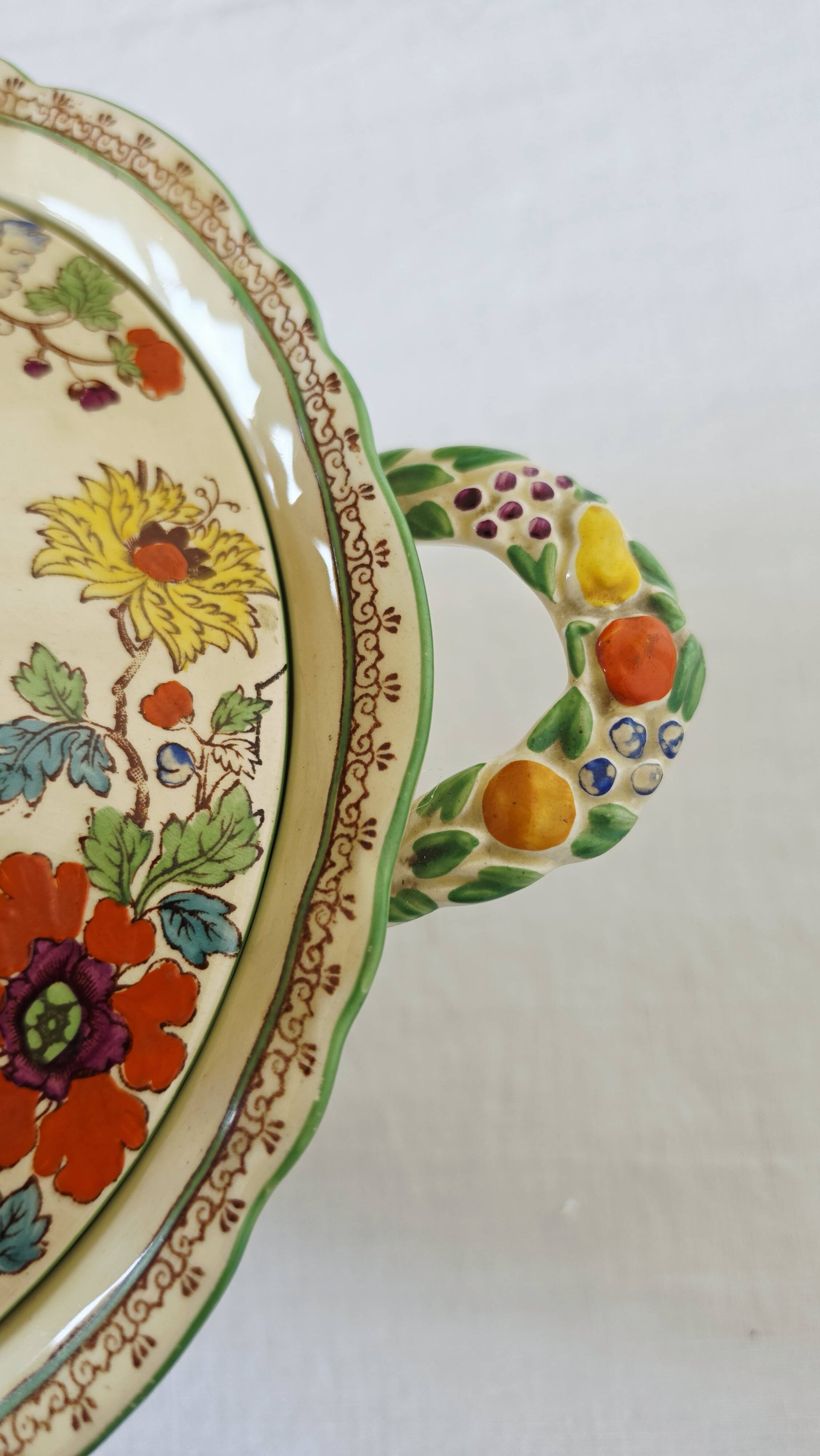 Antique soup tureen on feet from the prestigious English manufacturer Mason's,