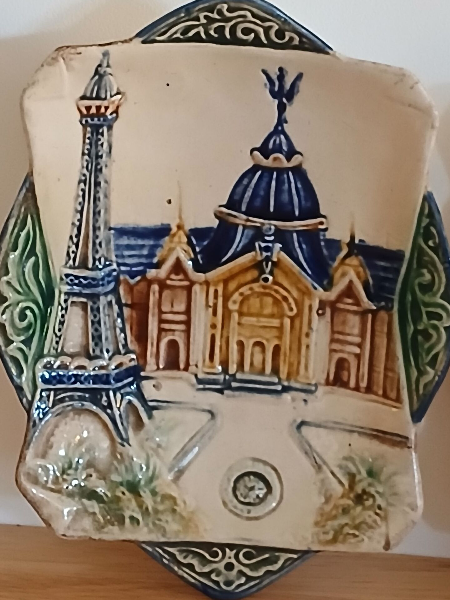 Plat en barbotine du XIXÈME Siècle