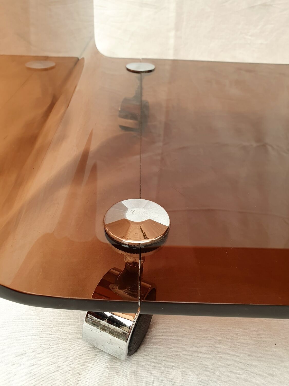Meuble d'appoint en plexiglas fumé marron