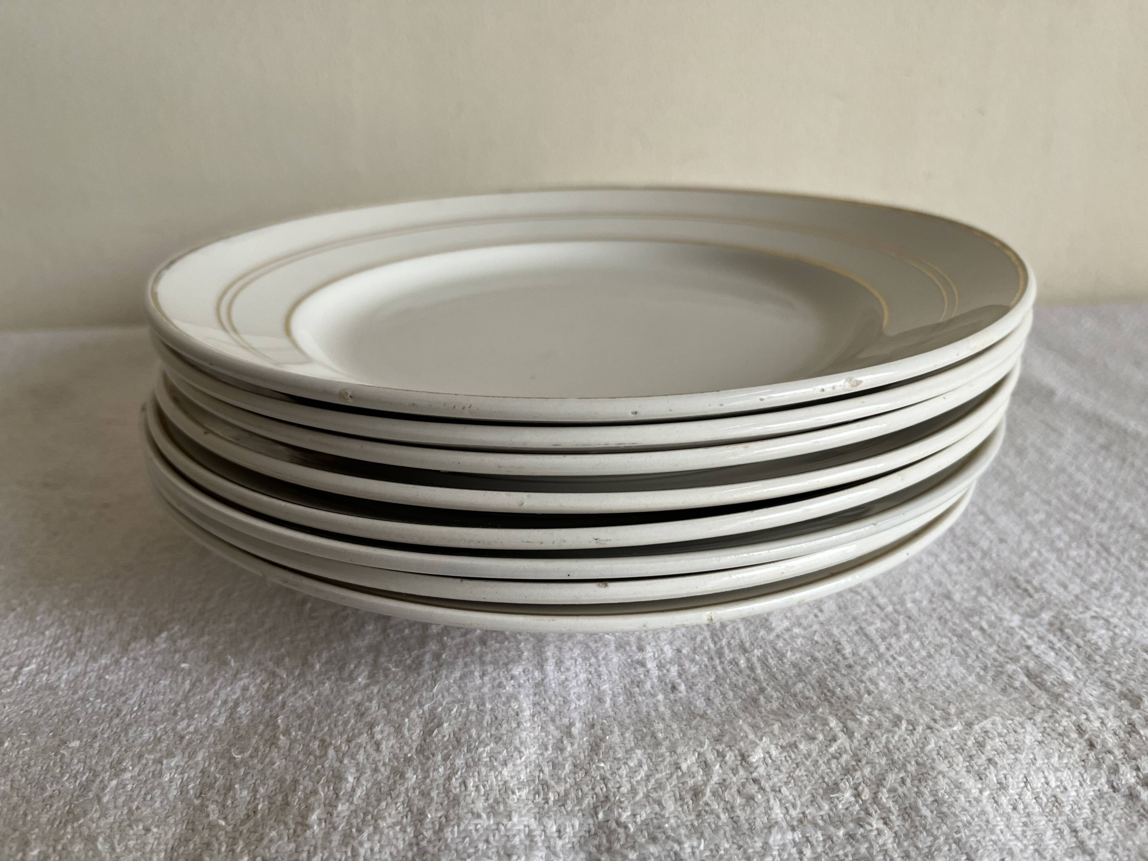 Set of 8 modernist flat plates in fine earthenware with pure gold trim, 1930.